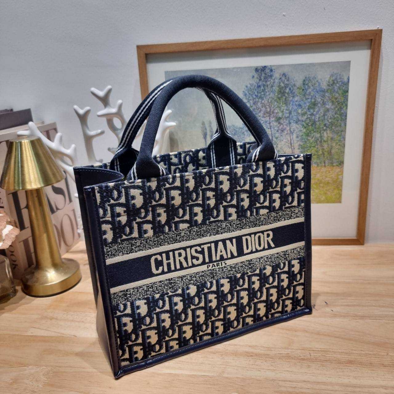 Dior small book tote bag กระเป๋าทรงโท้ทสุดฮิต ไซส์เล็ก ดีไซน์ใหม่ล่าสุด ที่มีทั้งความละมุนและหรูหรา เกรดออริ 1:1 ใช้งานต่างประเทศได้