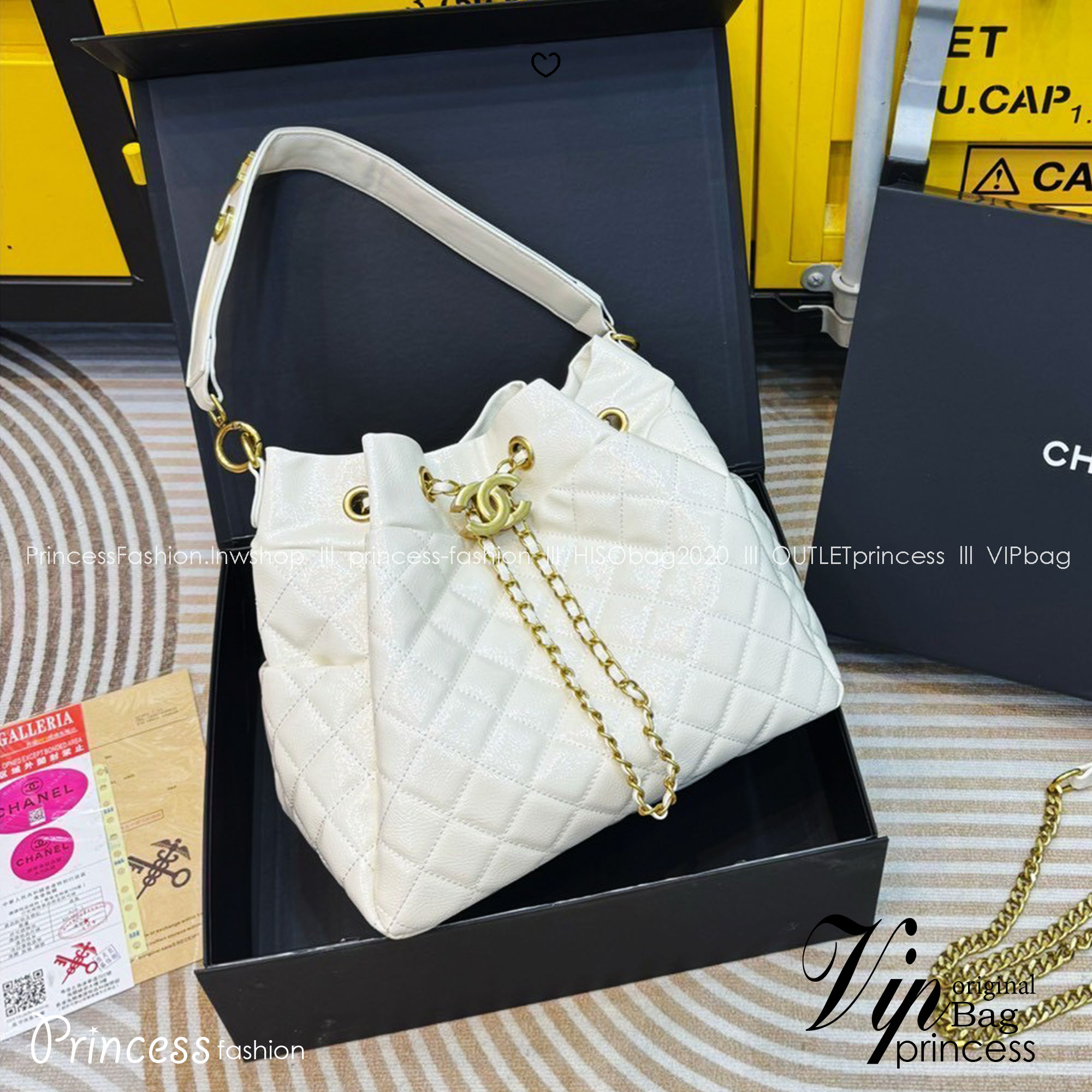 Chanel Bucket Bag กระเป๋าสะพายทรงบัคเก็ต สายสะพายโดดเด่นด้วย font โลโก้สีทองสวยหรู มีช่องใส่ของด้านข้างตอบโจทย์การใช้งานได้ดี ภายในโล่งกว้าง จุของได้เยอะ คุ้มค่ามากๆ