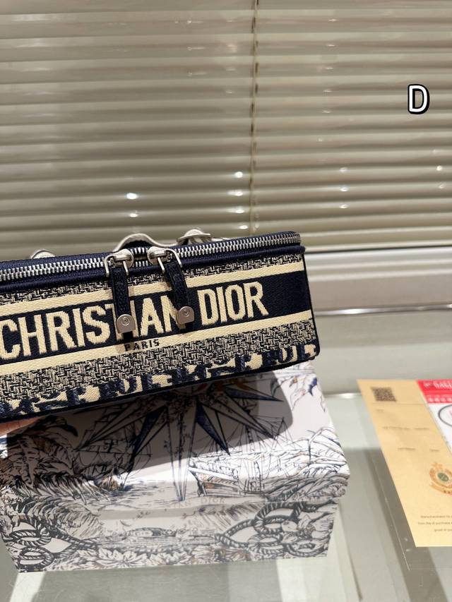 กระเป๋าใส่เครื่องสำอางใบกลาง จุของได้เยอะ มาพร้อมกับลวดลาย Oblique ปักอย่างประณีตและประดับด้วยสัญลักษณ์ Christian Dior Paris มาพร้อมสายสะพายและหูจับในตัว ปรับเปลี่ยนใช้งานได้ตามสไตล์ บอกเลยว่าไอเท็มนี้ฮอตมาก สาวๆห้ามพลาดเด็ดขาดเลยจ้า