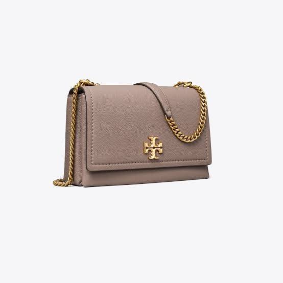 TORY BURCH LIMITED-EDITION SHOULDER BAG รุ่นลิมิเต็ด กับกระเป๋าสะพายไหล่ทรงผู้ดี ที่ผลิตมาในจำนวนจำกัด โดดเด่นด้วยอะไหล่ทองคลาสสิคหรูหรา