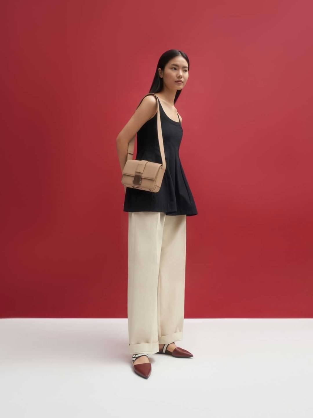 Charles & Keith Front Flap Push Lock กระเป๋าสะพายข้างทรงสวย จุดเด่นที่อะไหล่ลายไม้ตรงตัวเปิดปิด น้ำหนักเบา ด้านหลังมีช่องใส่ของได้ เปิดปิดแบบตัวกดล็อก ด้านในจุของได้พอสมควร เช่น iPhone 12 Pro Max กระเป๋าเงินใบกลาง/สั้นเป็นต้น สายสะพายยาวปรับสายได้ (ถอดสาย