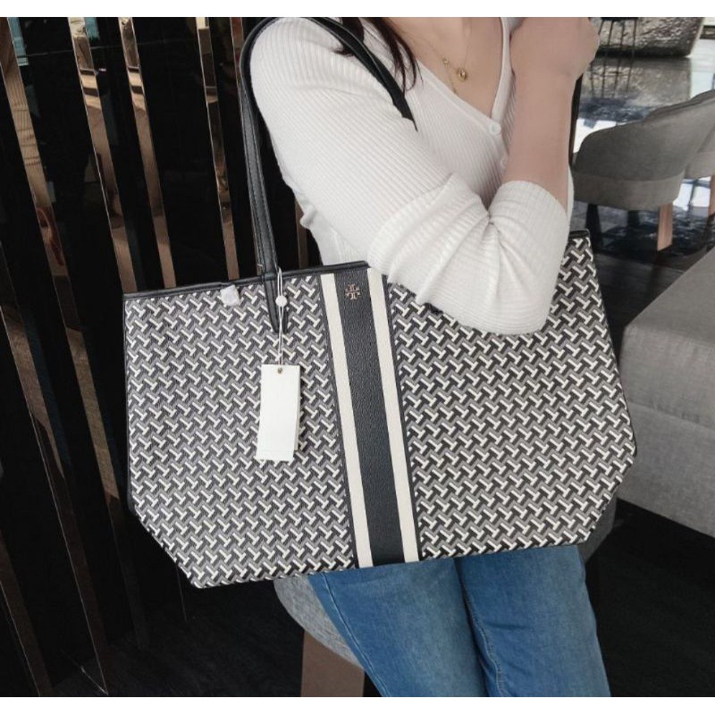 TORY BURCH T LINK TOTE BAG กระเป๋าสะพายไหล่ทรงช้อปปิ้ง ทรงคลาสสิค ฮิตตลอดกาล ทรงสวยขนาดกำลังดี ตัวกระเป๋า วัสดุหนัง PU ด้านหน้าติดโลโก้แบรนด์มาพร้อมที่คล้องกุญแจ ตัดแถบเส้นลายกราฟฟิค เปิดปิดด้วยกระดุมแม่เหล็ก ภายในมีช่องแยกลายแบรนด์สวยงาม โล่งกว้าง ภายในบ