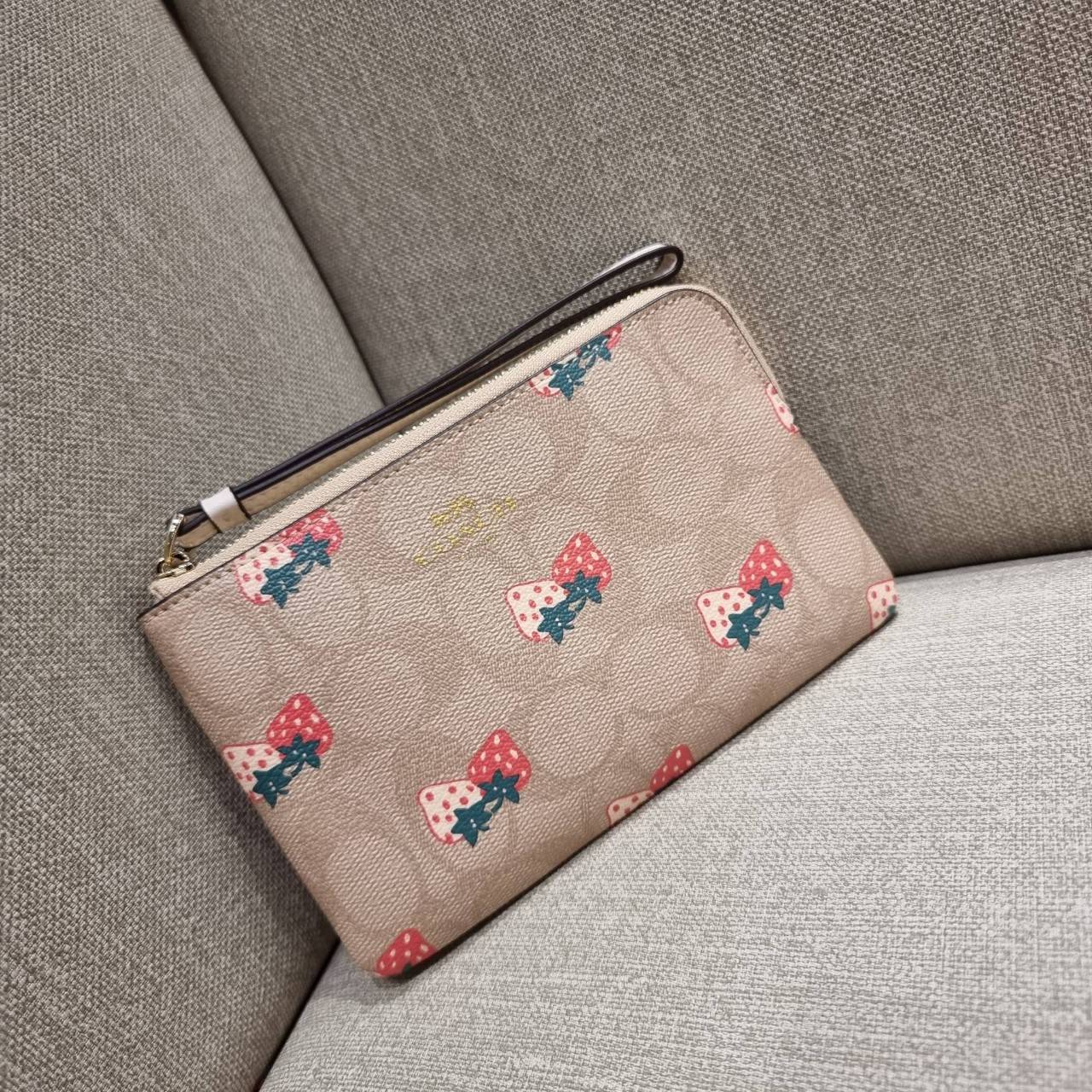 COACH 2972 CORNER ZIP WRISTLET IN SIGNATURE CANVAS WITH BUTTERFLY PRINT มาแล้วจ้า ไอเท็มสุดปัง!! ฮิตไม่เลิก!! พร้อมลวดลายสุดคิ้วท์ น่ารักน่าใช้ขึ้นไปอีก กระเป๋าคล้องมือ ขนาดเหมาะพกพา วัสดุหนังแคนวาส ภายในเป็นช่องโล่ง ใส่ธนบัตร หรือใส่บัตร ใส่เหรียญ ได้หมด