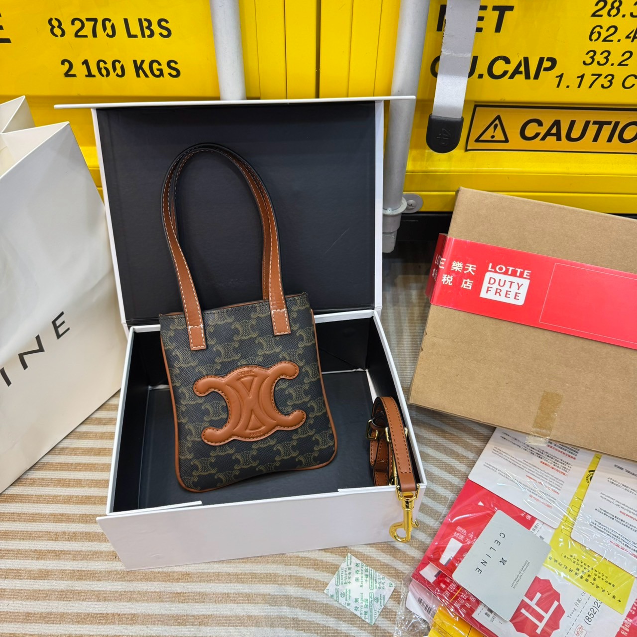 CELINE MICRO CABAS in Triomphe canvas and Leather กระเป๋าโท้ทมินิไมโครไซส์ กะทัดรัดปุ๊กปิ๊ก ฮอตสุดในเกาหลี ดีไซน์สุดคลาสสิค โดดเด่นด้วยโลโก้หน้าไซส์จัมโบ้