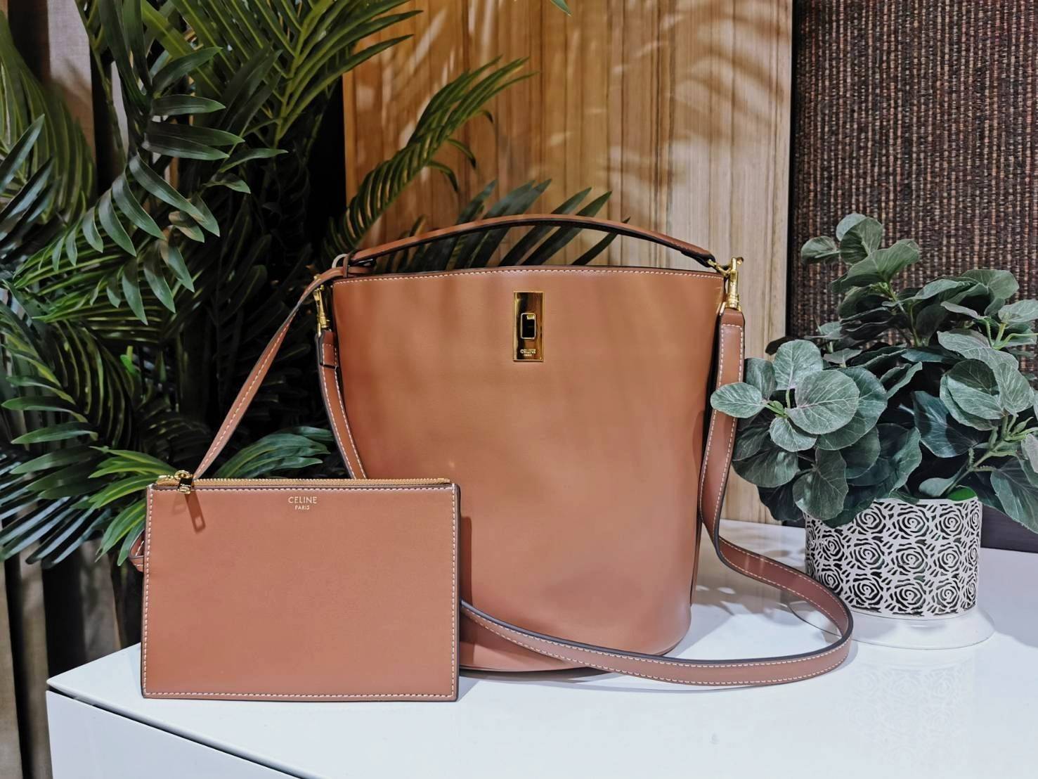 VIP 】NEW! ซื้อ1ได้ถึง2! CELINE TRIOMPHE BUCKET BAG VIP GIFT WITH PURCHASE (GWP) พรีเมี่ยมกิ๊ฟ Limited Edition จาก CELINE PERFUME DUTYFREE COUNTER วัสดุ TRIOMPHE CANVAS & CALFLEATHER ดีไซน์ทรง Bucket ใบใหญ่กำลังดี มาพร้อม Clutch ใบเล็กเข้าชุด หนังนิ่มสวยเน