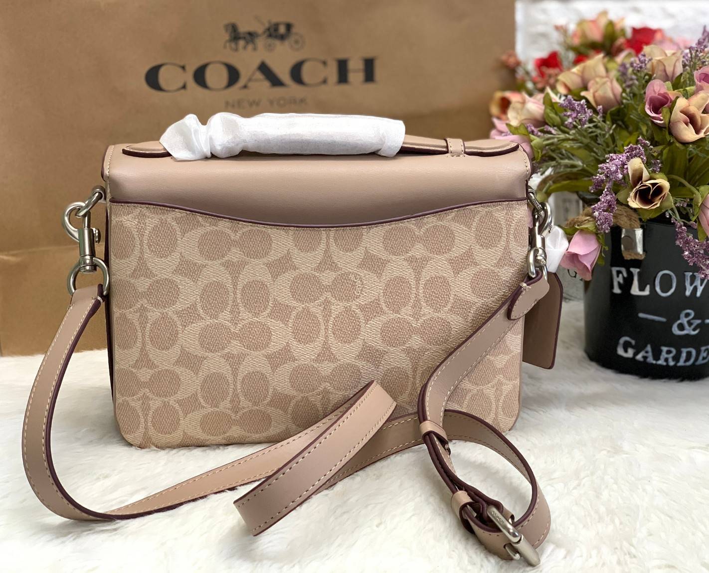 COACH CASSIE CROSSBODY BAG((68349//68348)) พร้อมส่งค่ะ! รุ่นฮิต กระเป๋าหิ้วได้//สะพายข้างหรือครอสบอดี้ร์ได้ หนังแท้นิ่มสวย เปิดปิดกระเป๋าแบบหมุนล็อค ภายในกระเป๋ามี3ช่องให้ใส่ของ แต่ล่ะช่องกว้าง สามารถใส่กระเป๋าเงินใบยาวได้;ของอื่นๆได้จุทีเดียวค่ะ ;มีช่องซ