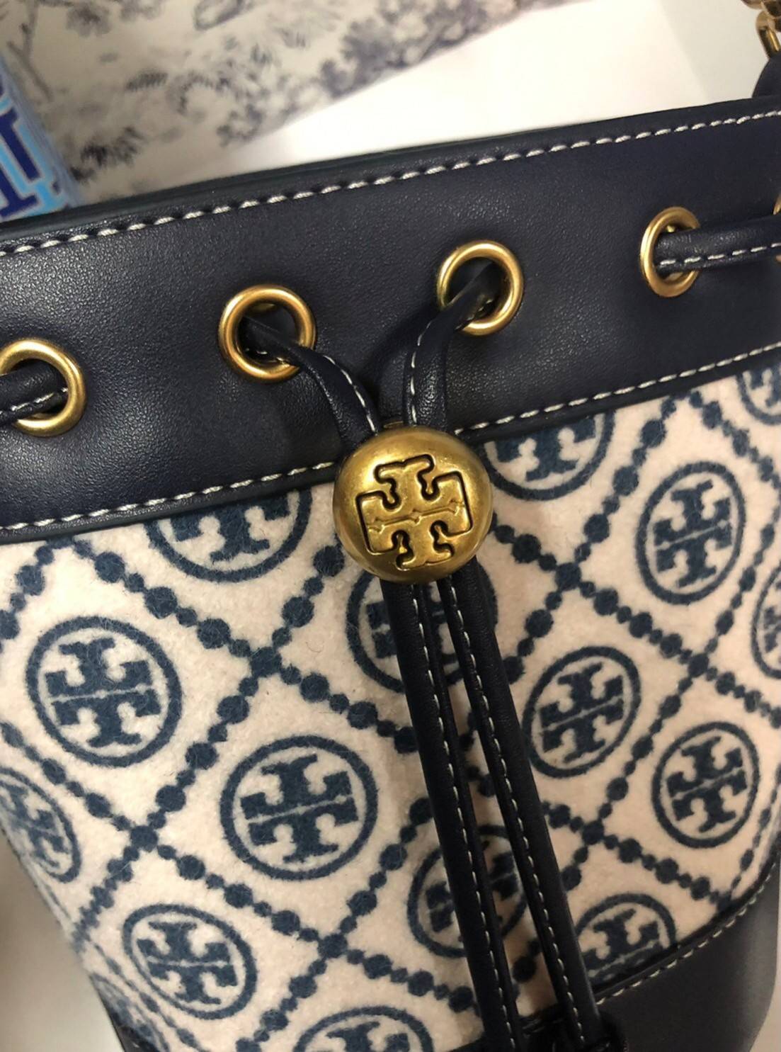 Mini : Tory Burch T Monogram Chenille Bucket Bag เปิดตัวอีกหนึ่งรุ่นกับกระเป๋าลาย T MONOGRAM รุ่นใหม่ล่าสุดจาก TORY BURCH พลาดไม่ได้กับโลโก้สุดคลาสสิก ลวดลาย T Monogram คือวัสดุ chenille หรือที่เรียกว่า ด้านไหมกำมะหยี่ มารังสรรค์ลงบนกระเป๋าBucketใบนี้ เป็