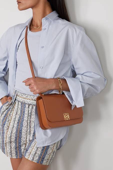 Medium : LOEWE Goya anagram leather shoulder bag กระเป๋าทรง GOYA รูปทรงกล่องอันคลาสสิกที่มาพร้อมรายละเอียดอันน่าค้นหา พร้อมด้วยโครงสร้างที่เปี่ยมไปด้วยสเน่ห์น่าค้นหา มีช่องใส่ของขนาดกว้างและเป็นทรงทำให้การจัดการสิ่งของต่างๆ ของสาวๆ นั้นง่ายดายมากยิ่งขึ้น 