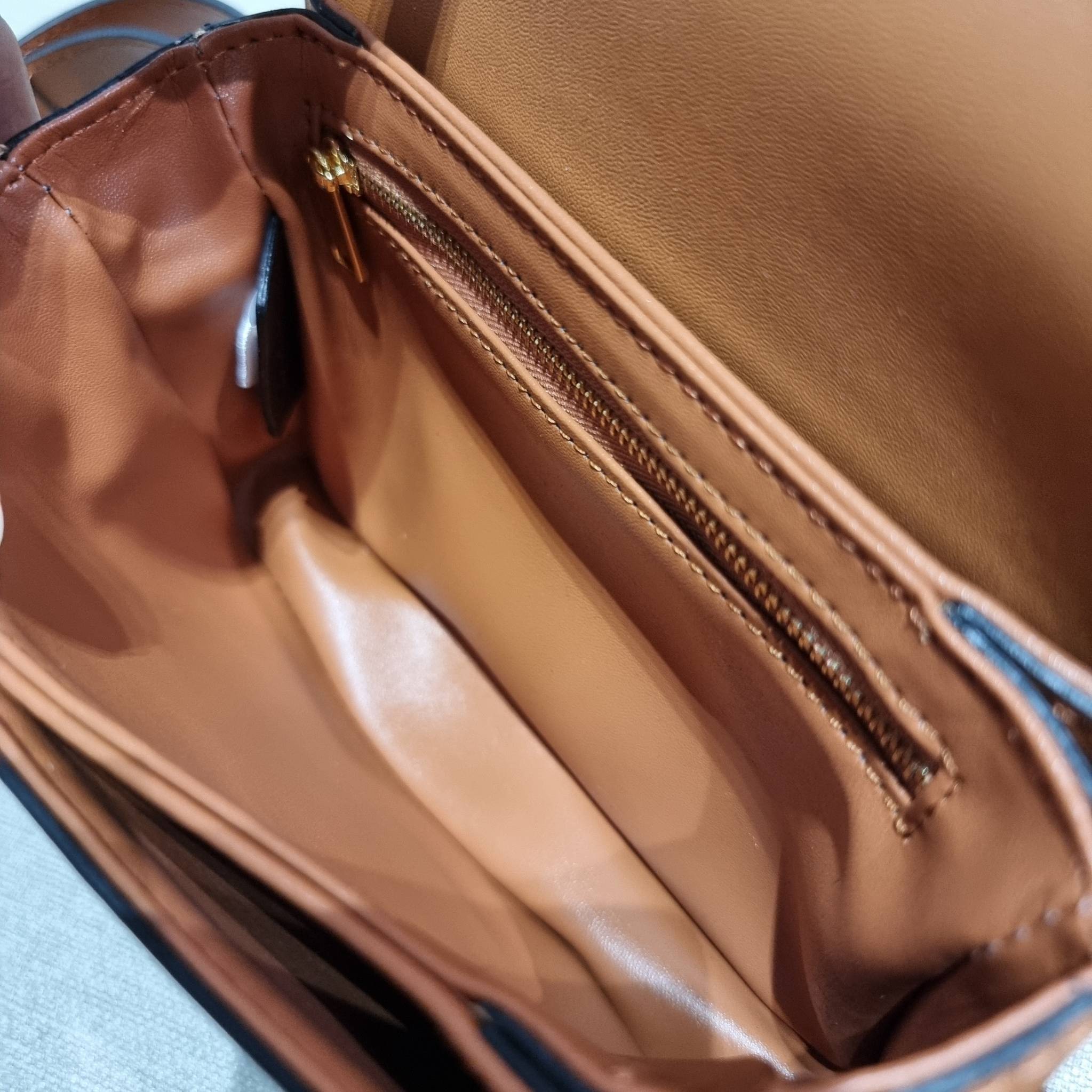 VIP 🥂 CELINE TEEN TRIOMPHE BAG IN TRIOMPHE CANVAS AND CALFSKIN ไม่มีไม่ได้เลยกับไอเท็มสุดคลาสสิค กระเป๋าสะพาย สวยอยู่ทรง ดีไซน์เป็นธรรมชาติ เนเชอรัลโทน ดูดี ดูแพง ไซส์กะทัดรัดมาใหม่ วัสดุหนังแคนวาสสลับหนังแท้ เปิด-ปิดด้วยตัวกดล็อค ใช้งานสะดวก ภายใ