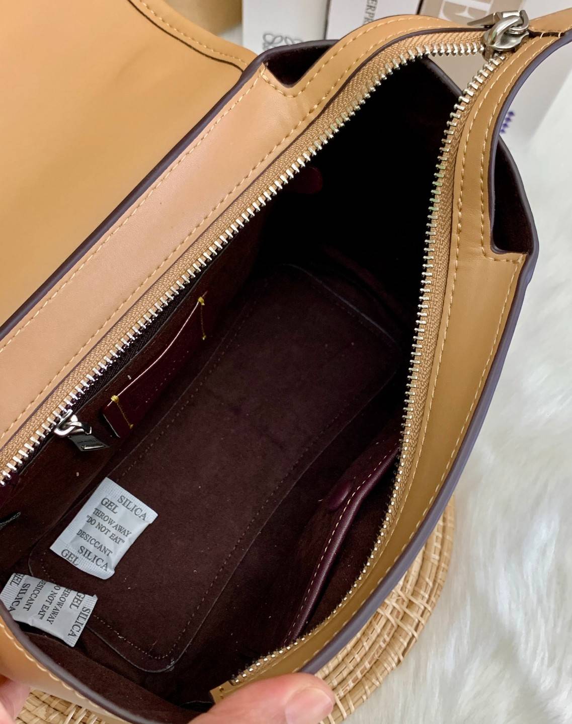 COACH COURIER CARRYALL 23 IN COLORBLOCK SIGNATURE CANVAS พร้อมส่ง 7 แบบ พร้อมส่ง ลุคดูไฮสุดๆค่ะ! กระเป๋าสะพายหนังหรูหราและคลาสสิค หนังแท้ชั้นดีที่สุด น้ำหนักเบา หนังสวยมากก สัมผัสแล้วหลงรักแน่นอนจ้าา😘