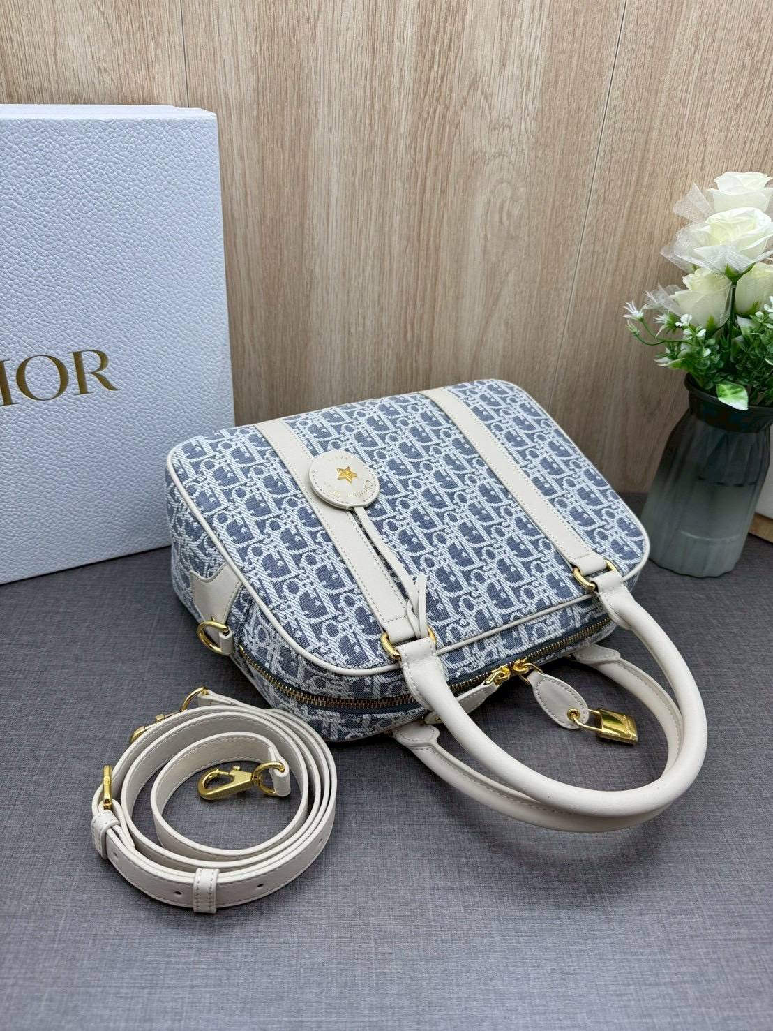 ORI หนังแท้ | DIOR Large D-Vibe Bowling Bag กระเป๋าทรงหมอนดีไซน์โบว์ลิ่งใบใหญ่ ทันสมัยใช้งานง่ายจุของได้เยอะ สวยสง่างามเป็นเอกลักษณ์