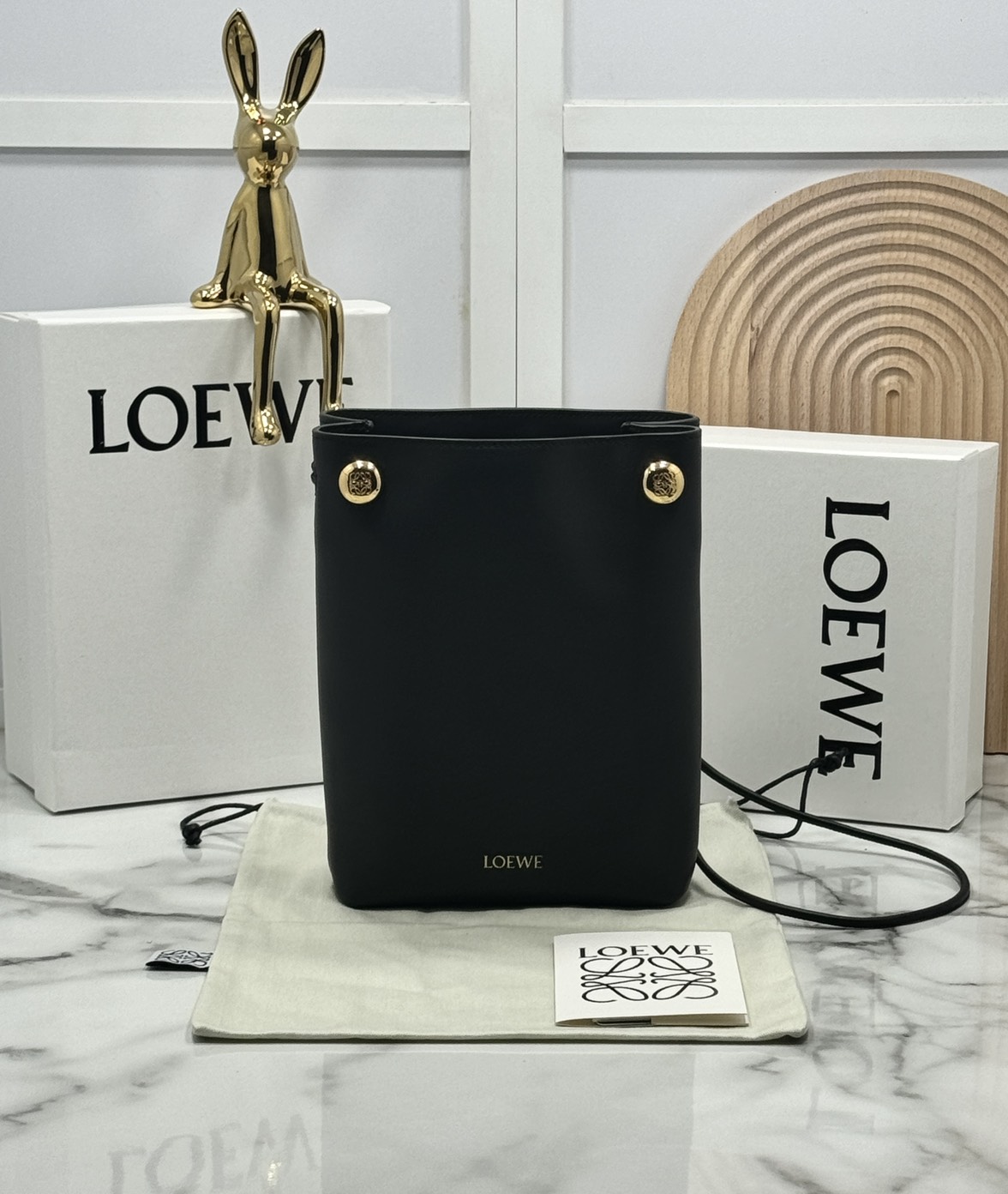 ORI หนังแท้ | LOEWE pebble pouch in smooth กระเป๋าทรงโท้ทดีไซน์คลาสสิค เรียบง่ายแต่ดูแพง มีระดับสุดๆ แต่งหมุดปั้มโลโก้แบรนด์สีทองสวยโดดเด่น เหมาะเป็นไอเท็ม everyday bag จริงๆ