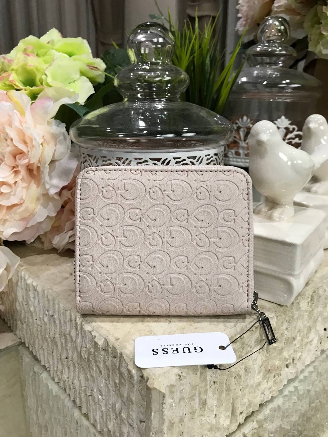 GUESS FACTORY WOMEN'S SHORT WALLET กระเป๋าสตางค์สั้นรุ่นใหม่ล่าสุดไอเท็มแนะนำวัสดุหนังปั้มโลโก้รอบใบสวยอยู่ทรงด้านหน้าประดับโลโก้แบรนด์ ภายในมีช่องใส่ธนบัตรใส่เเบงก์พันได้ มีช่องใส่เหรียญ ช่องใส่บัตรหลายช่อง ตัวจริงสวยน่าใช้ ภาพถ่ายจากสินค้าจริงมาพร้