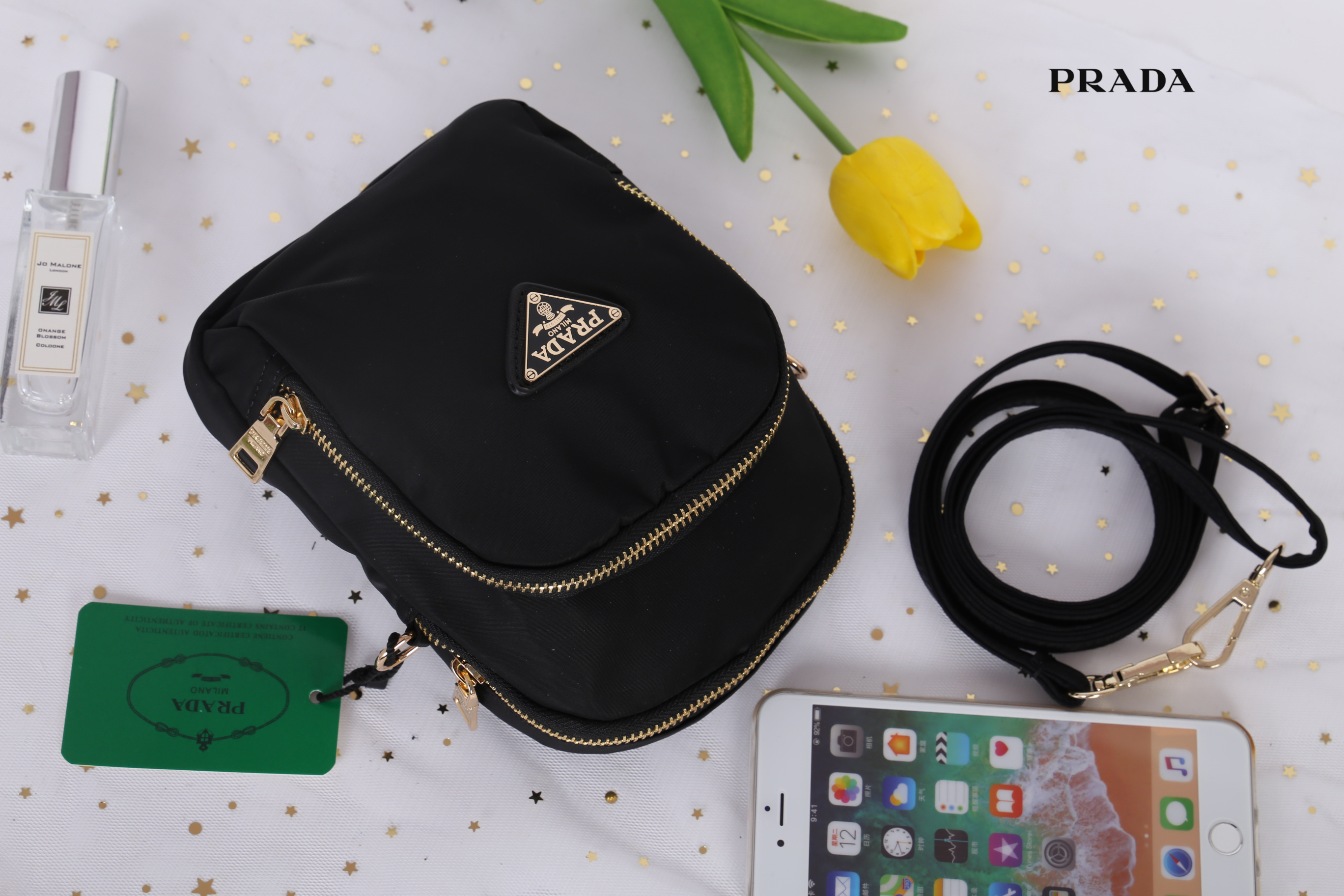 Prada Small Nylon Crossbody Bag สินค้า Premium gift จากเค้าเตอร์แบรนด์ต่างประเทศ แท้ 100% วัสดุไนล่อน คุณภาพดี น้ำหนักเบา อะไหล่ทอง สวย หรู น่าใช้มากเลยค่ะ มีช่องใส่ของ 2 ช่องซิป ด้านในใส่ของจุกจิก Iphone 8+ กระเป๋าสตางค์ใบสั้น ได้สบาย ซับในพิมพ์ลายแบรนด์
