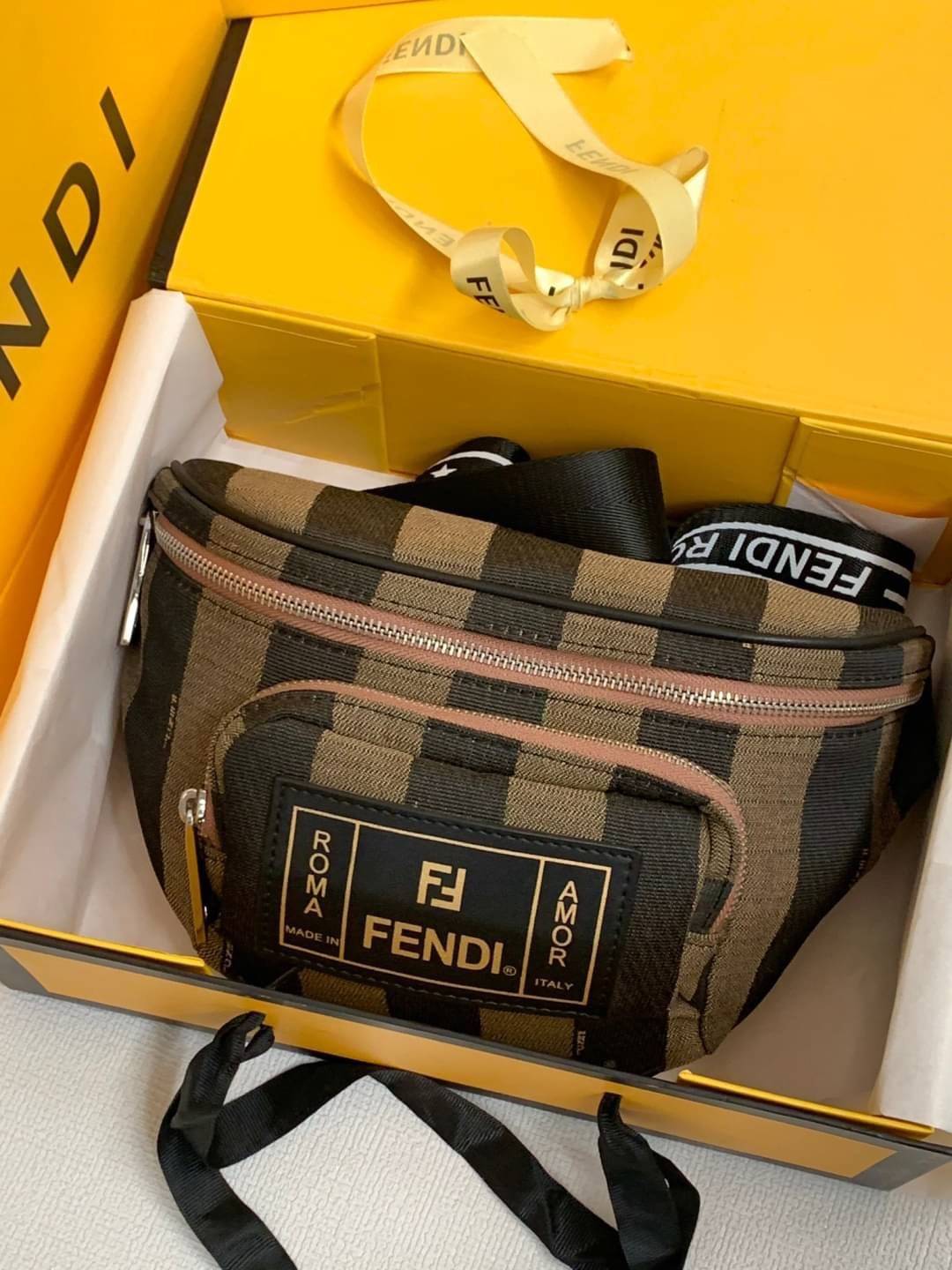 พรีเมี่ยมกิ๊ฟแท้ 100% 】หนังแท้ กระเป๋าสะพายคาดเอว Fendi striped belt bag