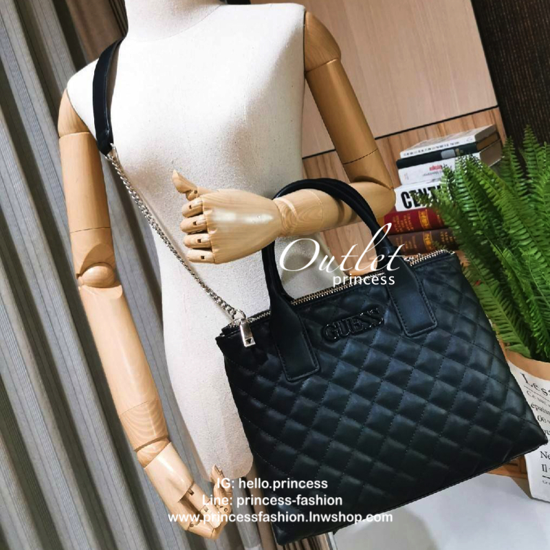 Guess Elliana Quilted-Look Handbag กระเป๋าสะพายรุ่นใหม่ล่าสุดจาก Guess factory วัสดุหนังนิ่มเรียบเดินเส้นลายตารางสวยดูดี ขนาดกำลังดี น้ำหนักเบา ด้านหน้าประดับโลโก้แบรนด์สวยโดดเด่น มีช่องใส่ของหลายช่อง เปิดปิดด้วยกระดุมแม่เหล็กและช่องซิป ภายในโล่งกว้างมีช่