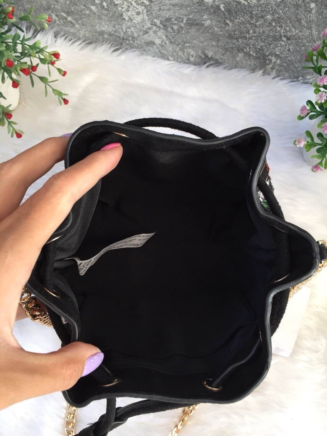 New! 2018 CHARLES & KEITH EMBELLISHED DRAWSTRING BAG กระเป๋าหนังสักลาด ทรงหูรูด ปักลายดอกไม้ ลายกริตเตอร์ สีสันน่ารัก อยู่ทรงแข็ง สะพายด้วยสายโซ่สีทอง ขนาดกำลังดี สะพายไปเที่ยวดูสดใส น่ารักแนะนำเลยค่ะ