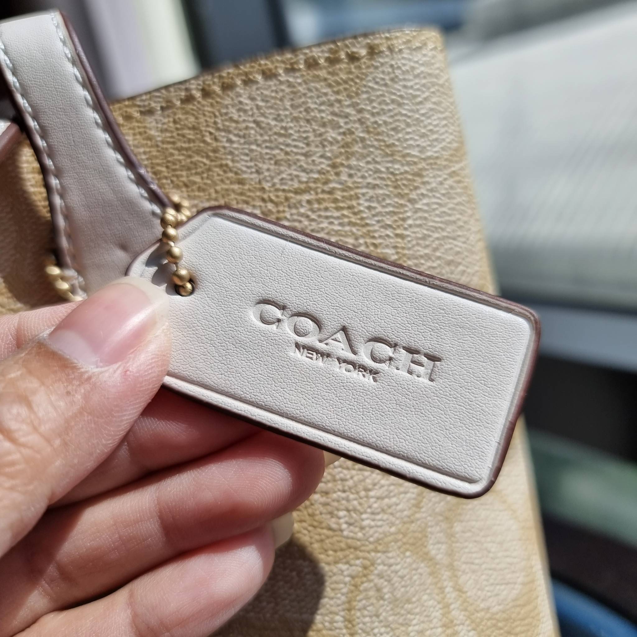 OUTLET 】COACH 73293 MINI AVENUE CARRYALL IN SIGNATURE CANVAS กระเป๋าสะพายรุ่นคลาสสิค คัมแบคแล้วจ้าแม่!! ไซส์กำลังสวย วัสดุหนังแคนวาสคุณภาพดี ด้านข้างเก็บทรงได้ เปิด-ปิดด้วยกระดุมแม่เหล็ก ใช้งานง่าย มีช่องซิป ใบนี้เห็นเล็กๆ แต่จุได้เยอะพอสมควรเลยน้า ɣ