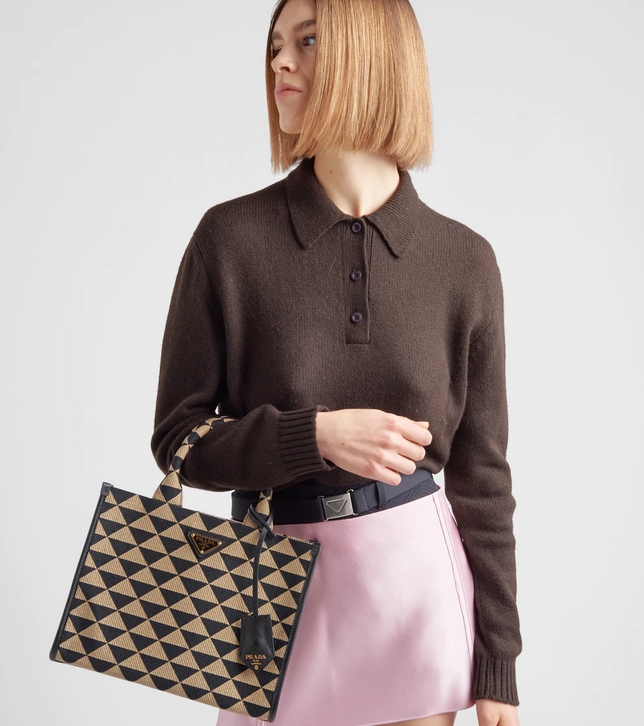 PRADA Small Prada Symbole jacquard fabric handbag แบบใหม่ล่าสุดจากแบรนด์ดัง จัดให้แบบเลิศๆ กับกระเป๋าทรงโท้ท สวยเอกลักษณ์ ภายในโล่งกว้างมาก ใส่ของแบบแน่นๆ จุๆไปได้เลย หมดห่วง!! และยังมีสายครอสบอดี้มาให้ จะสะพายชิคๆคูลๆ จะถือแบบปังๆ ก็เอาอยู่ทุกลุค ราคาคุ้