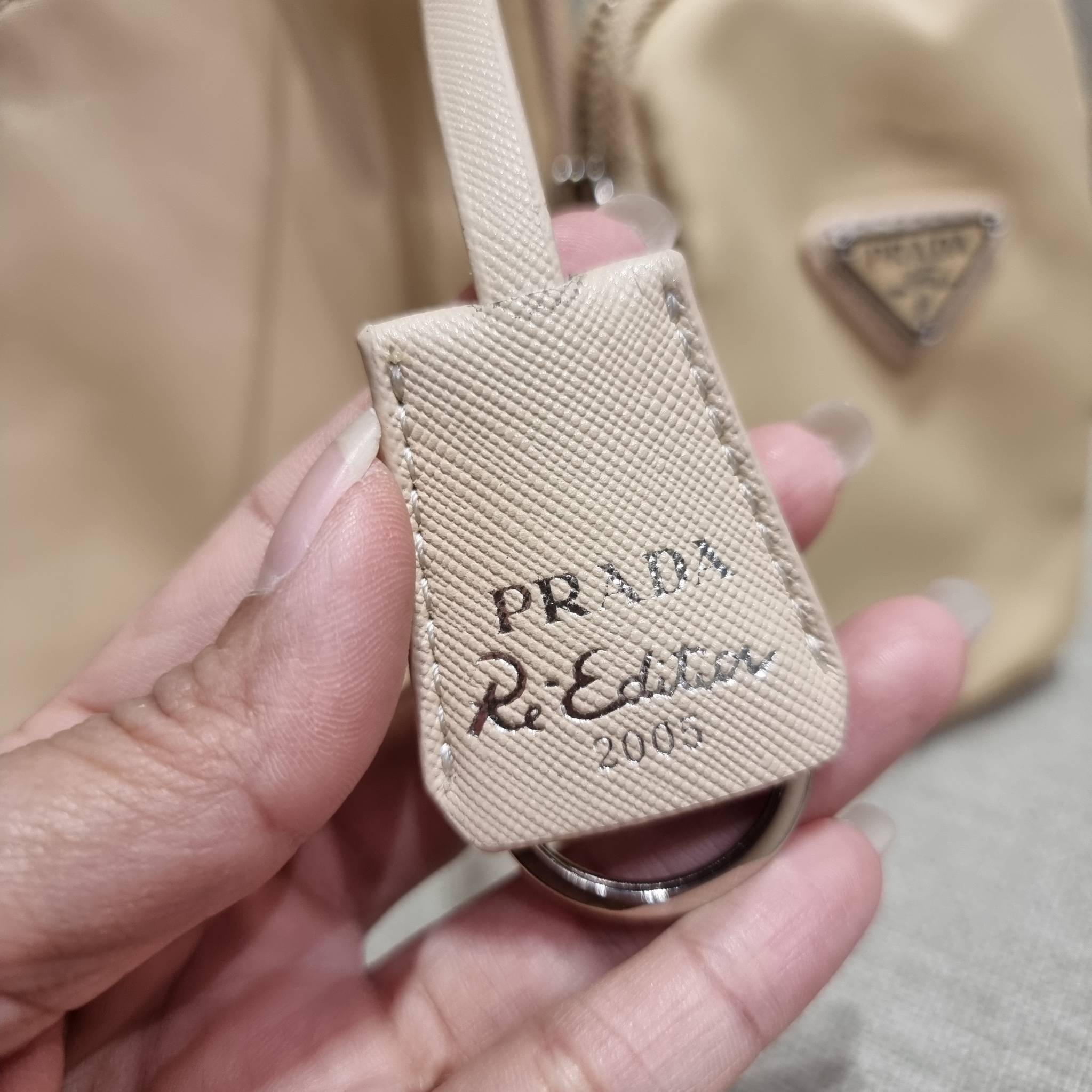 VIP 🥂 PRADA RE-EDITION 2005 RE-NYLON SHOULDER BAG ไอเท็มสุดปัง ที่ฮิตตลอดกาลไม่ว่าจะปีไหนๆ จัดให้ครบทั้งสีขายดีและสีใหม่ล่าสุด ที่สายคุณหนูห้ามพลาด!! กับกระเป๋าสะพายทรงคลาสสิค เหมาะเป็น everyday bag มากๆ วัสดุผ้าไนล่อนคุณภาพ พร้อมใบลูก ไว้ใส่เหรีย