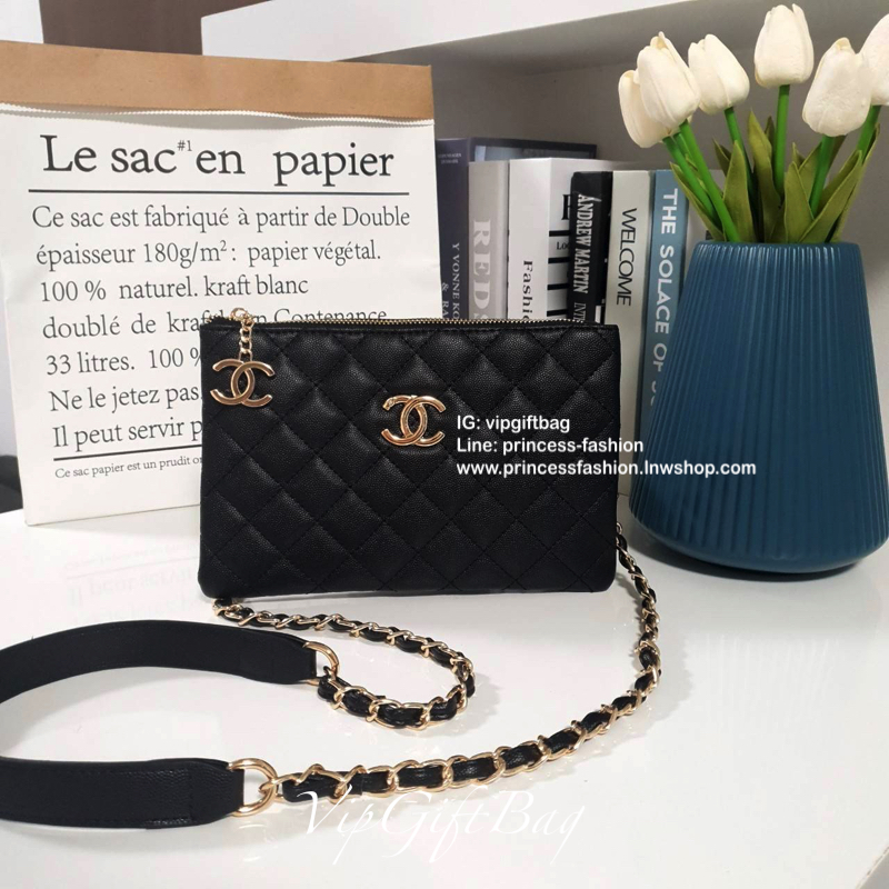 กระเป๋าคลัทช์&ครอสบอดี้ **ทรงหรู จากงาน CHANEL VIP GIFT(GIFT WITH PURCHASE) จากเคาเตอร์ต่างประเทศ จากแบรนด์ CHANEL ลายหนัง CAVIER ของแท้ 100% ด้านหน้าประดับโลโก้แบรนด์สีทอง เปิดปิดด้วยซิป อะไหล่ทอง ด้านในปั้ม MADE IN ITALY ด้านหนึ่งเป็นช่องซิปใส่โทรศัพท์ไ
