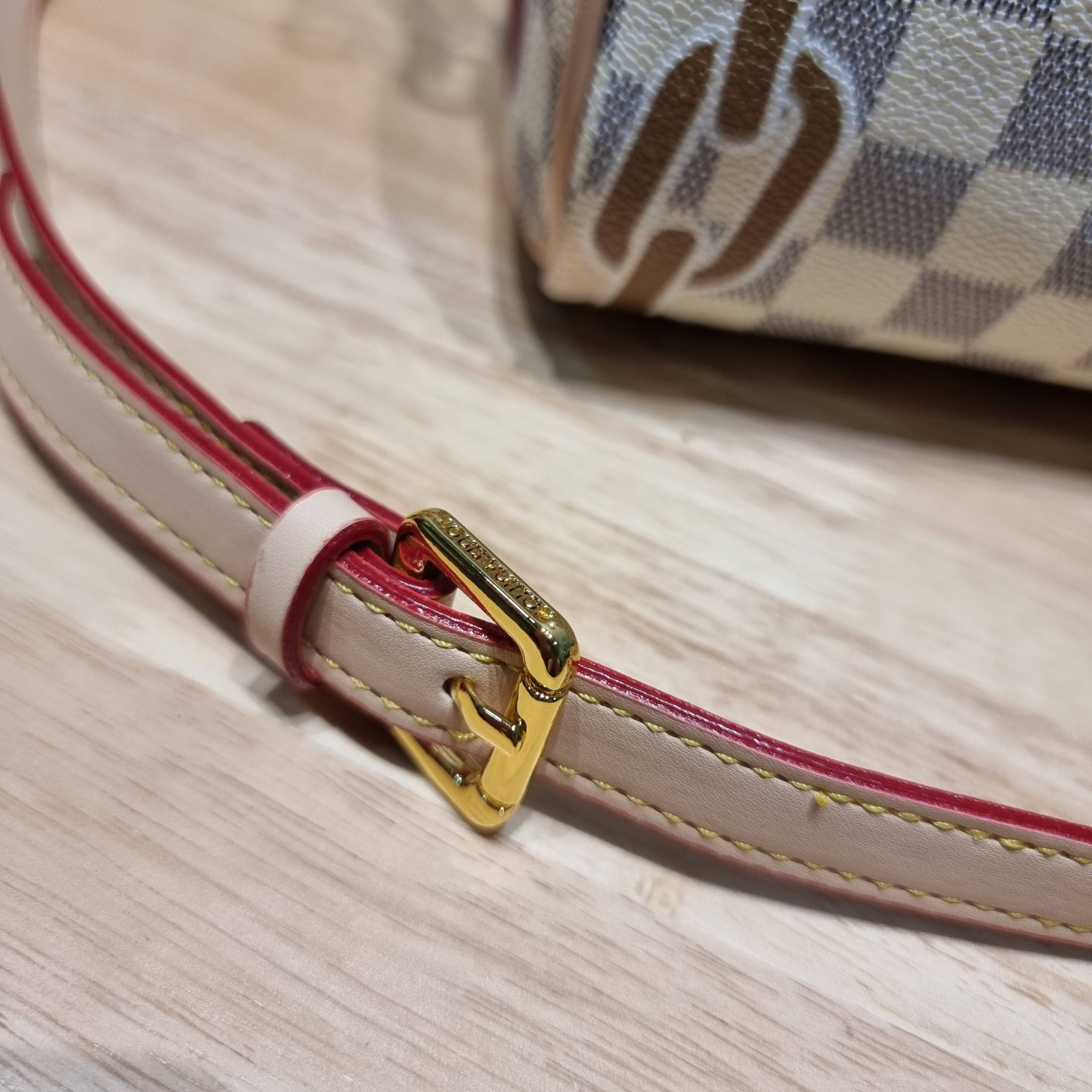 LV Speedy Bandoulière 25 Damier Azur กระเป๋าทรงหมอน รุ่นท็อปฮิต กับดีไซน์ใหม่ต้อนรับฤดูร้อน โดดเด่นด้วยวัสดุแคนวาสตกแต่งลายพิมพ์ไม่เกร่อ วัสดุหนังแคนวาส