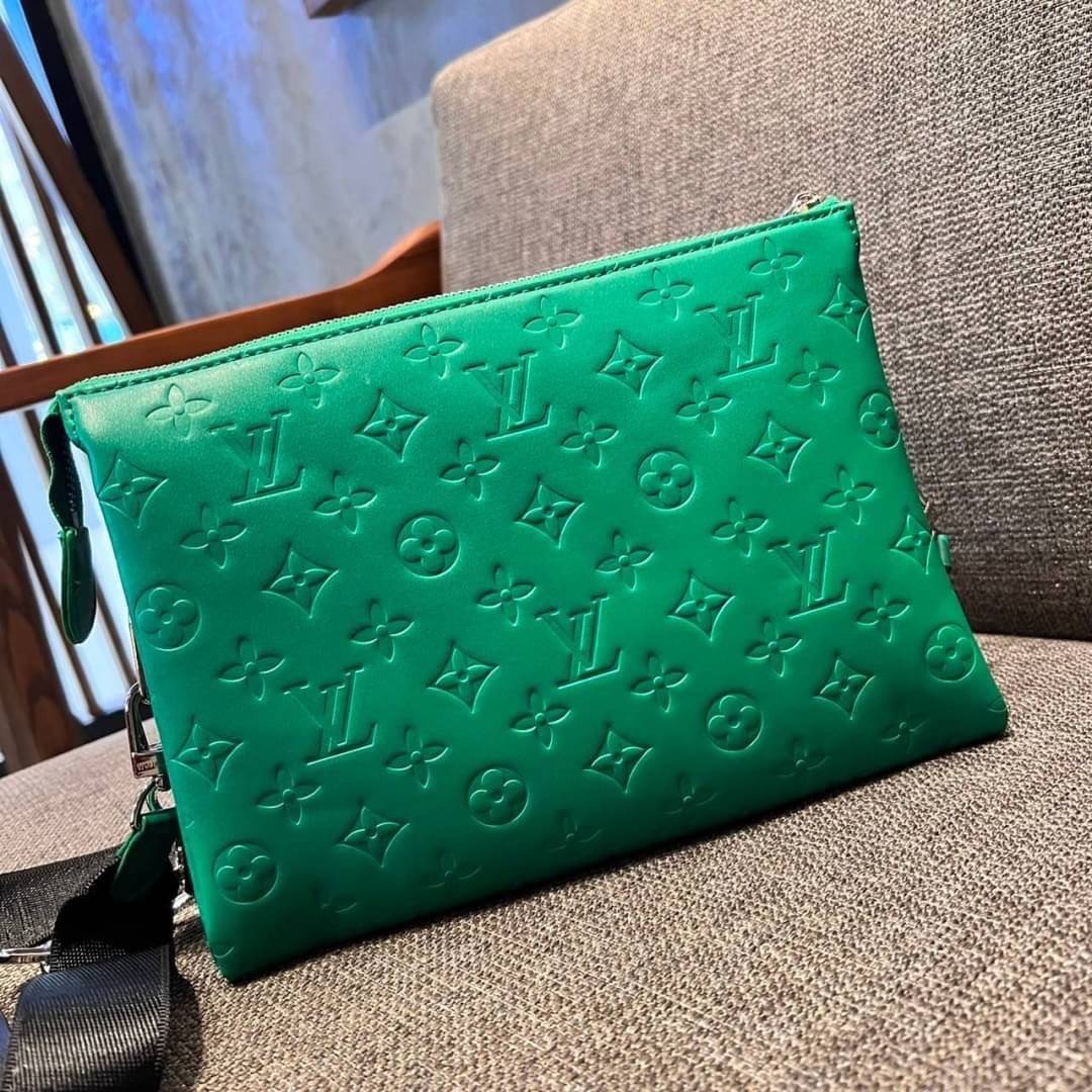 LV HANDLE POUCH MONOGRAM / LV Coussin กระเป๋าสะพายกึ่งคลัชท์ สุดล้ำ มาแรงมาก ด้วยความสวยปังตั้งแต่แรกเห็น วัสดุหนังแกะปั๊มลายสวยคม มาพร้อมสาย 2 เส้น เลิศๆ มีสายโซ่ที่มีดีเทลละเอียดไม่ซ้ำ และสายสปอร์ตครอสบอดี้ ที่จะคล้องไว้ทั้งสองเส้นก็ดีงาม หรือสลับใช้ตาม