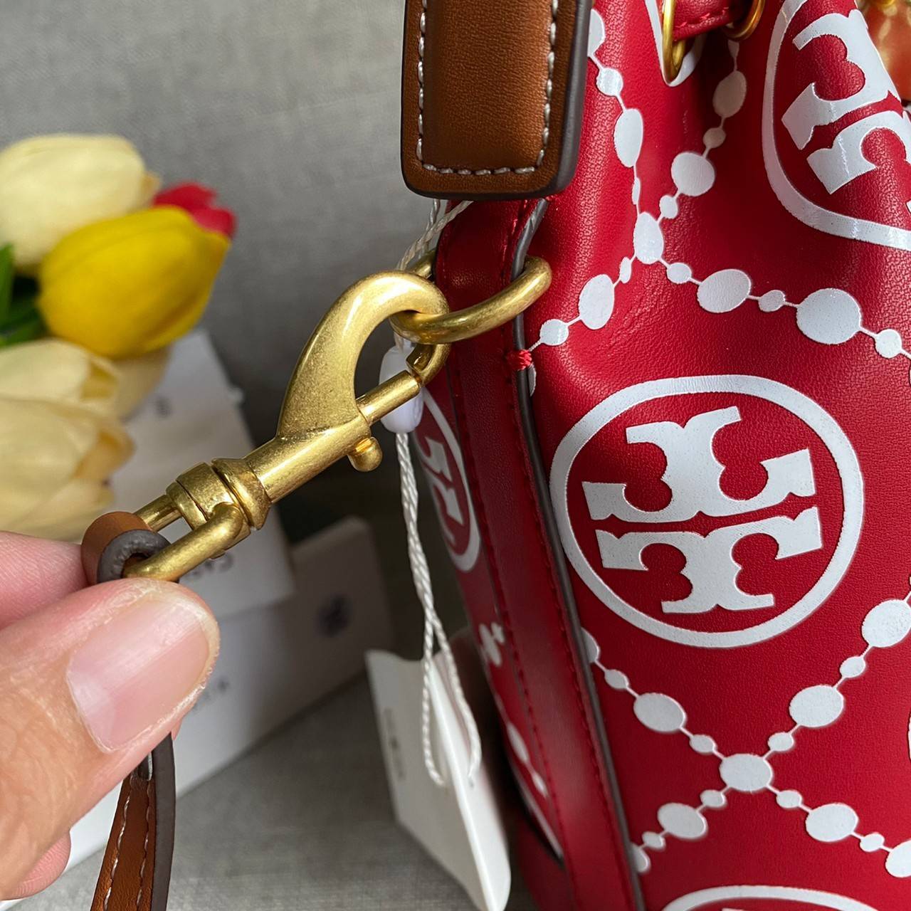 TORY BURCH T Monogram Embroidered Mini Bucket Bag ถูกหรือแพงต้องแดงไว้ก่อนเลยค่ะ ^^ กระเป๋าทรงบักเก็ตใบเล็กน่ารัก สุดหรูหรา ทรงสวย โด่ดเด่นลายพิมพ์ monogram วัสดุหนังอย่างดี เปิด-ปิดแบบหูรูด ล็อดด้วยปุ่ม อะไหล่ทองสวยงาม มาพร้อมสายยาว ปรับสายได้ ถอดสายได้ 