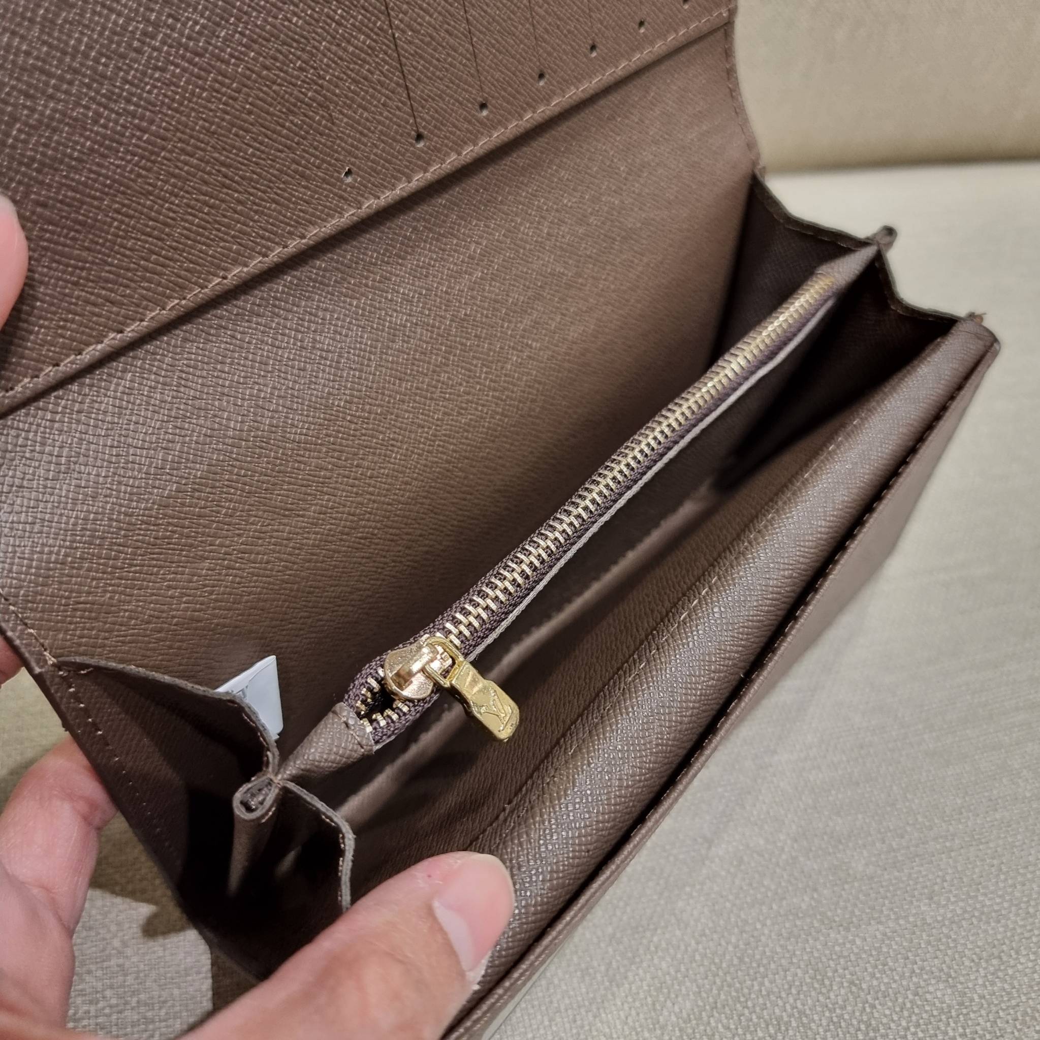 VIP 】ได้เวลาเปลี่ยนกระเป๋าสตางค์รับทรัพย์กันแล้ว!! LV vip wallet กระเป๋าสตางค์พรีเมี่ยมกิ๊ฟ เป็นไอเท็มหายาก ที่สาวๆต้องว้าว!! ใบยาวขนาดกำลังเหมาะมือ ถือแล้วขับผิวทุกสี วัสดุหนังแคนวาส ทนทาน เปิด-ปิดด้วยกระดุม ภายในมีช่องใส่บัตรเยอะมาก แบ่งสัดส่วนสวย ใส่ธน