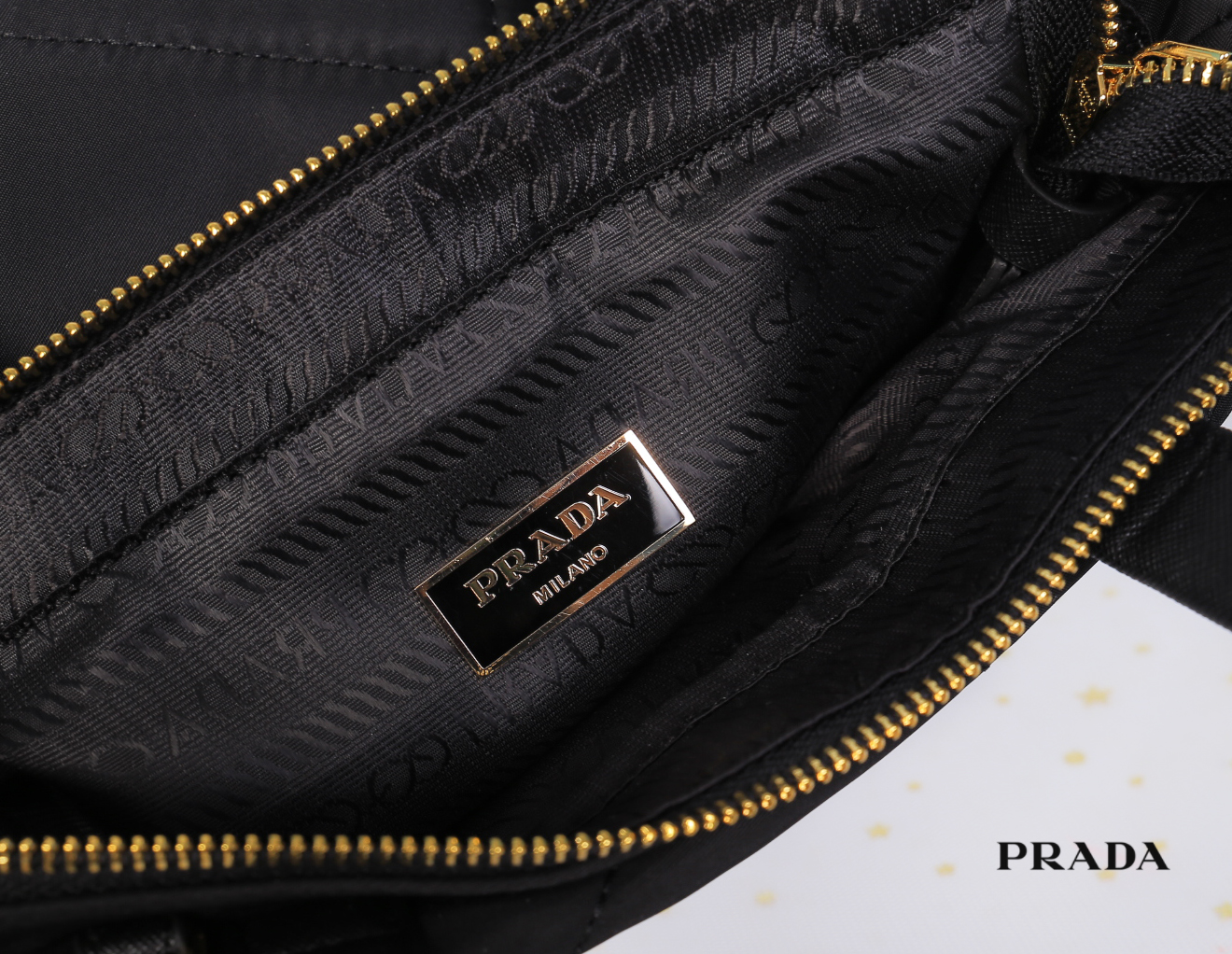 Prada Re-Nylon padded tote bag / Prada Logo Plaque Cross Body Phone Case กระเป๋า Crossbody สุดเก๋ วัสดุ Nylon เปิด-ปิด ด้วยซิป ด้านหน้าประดับด้วยโลโก้แบรนด์ น้ำหนักเบา ด้านในเป็นช่องโล่งกว้าง ซับในพิมพ์ลายแบรนด์สวย ตามแบบฉบับ ใส่ I Phone ได้สบายเลยค่ะ บอก