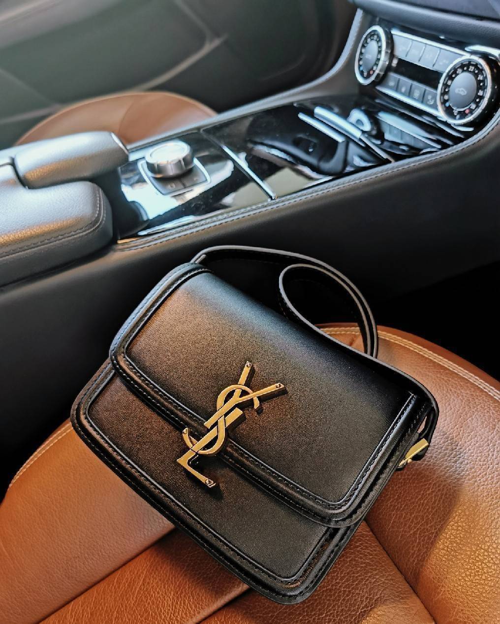 YVES SAINT LAURENT YSL BAG VIP GIFT WITH PURCHASE (GWP) พรีเมี่ยมกิ้ฟ Limited Edition จาก YSL DUTY FREE COUNTER วัสดุหนังแท้ Calfskin ทรงสี่เหลี่ยมหนังสวยหรูอยู่ทรงเปิดปิดด้วยฝาปิดโลโก้แบรนด์อะไหล่ทอง ภายในโล่งมีช่องหลัก และช่องย่อยสามารถใส่มือถือของใช้จุ