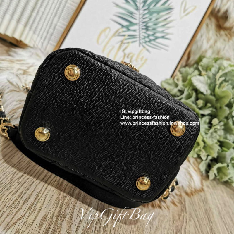 Chanel Crossbody Bag With Chain VIP Gift With Purchase (GWP) รุ่น Limited พรีเมี่ยม Chanel Perfume Counter ทรง Bucket Bag วัสดุหนังคาเวียร์ลายตารางเปิดปิดแบบDrawstringและแถบหนังคาดกลางประดับอะไหล่แบรนด์สีทอง ภายในมีโลโก้และช่อง1ซิป หัวซิปแบรนด์ ใส่มือถือ 