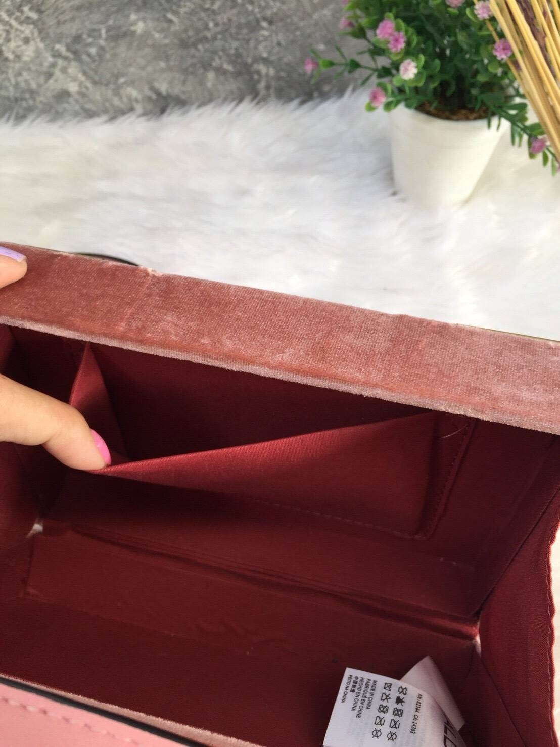 ALDO HARORTLAND BAG กระเป๋าทรง Box วัสดุผ้ากำมะหยี่แจ่งลาบฉลุสีทองสวยมากกกกกสุดๆ เปิดปิดด้วยกระดุมแม่เหล็ก เป็นลักษณะกล่อง เก๋ๆค่ะ ด้านในเป็นช่องโล่ง ใส่มือถือ กปต. เครื่องสำอางค์ จุได้เยอะค่ะ มาพร้อมสายยาว ปรับได้ 5 ระดับ และ พวงกุญแจพู่ ถอดได้ค่ะ แนะนำค