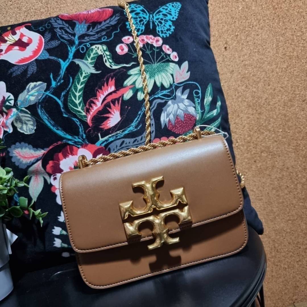 TORY BURCH ELEANOR SMALL CONVERTIBLE SHOULDER BAG ฮอตไอเท็ม รุ่นนี้ขายดีขายหมด สวยหรู คุณหนู ผู้ดี!! หายากมากแล้วน้า กระเป๋าสะพายข้าง ดีไซน์อยู่ทรง ขนาดกำลังสะดวกใช้สำหรับสาว วัสดุหนังแท้เต็มใบ สีทูโทน เปิด-ปิดด้วยแถบแม่เหล็ก ภายในแบ่งสัดส่วนได้เป็นอย่างด