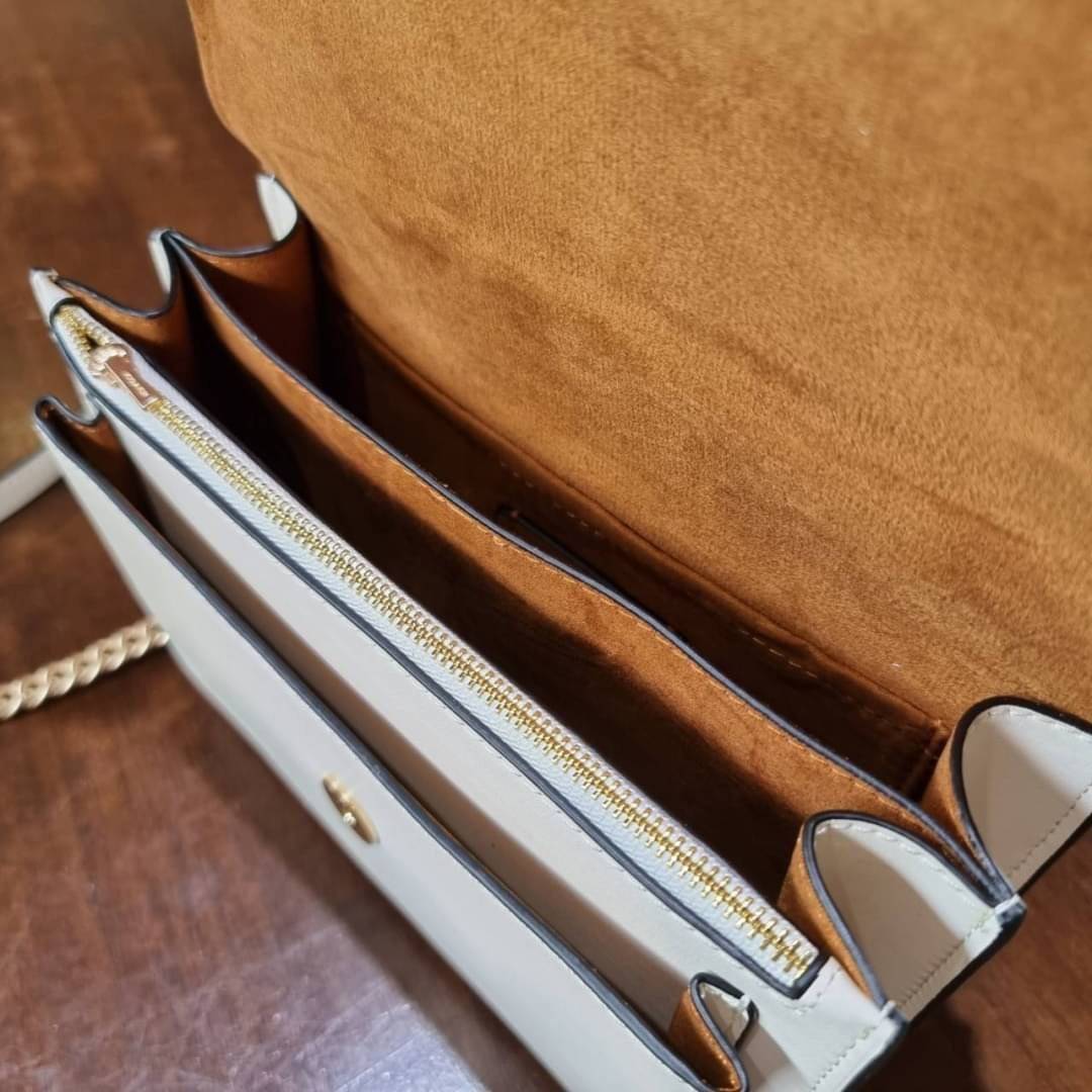 COACH C2858 KLARE CROSSBODY WITH DAISY EMBROIDERY ดอกเดซี่ฮิตไม่หยุดยั้ง!! ขายดิบขายดีทุกคอลเลคชั่น รอบนี้มาให้ได้ใช้งานง่ายกว่าเดิม กับกระเป๋าสะพายข้าง โทนสีละมุนลูกคุณหนู ดีไซน์ปักดอกเดซี่เพิ่มลูกเล่น ให้มีสีสัน สายสะพายโซ่สลับหนัง สะพายยังไงก็ขับผิว เป