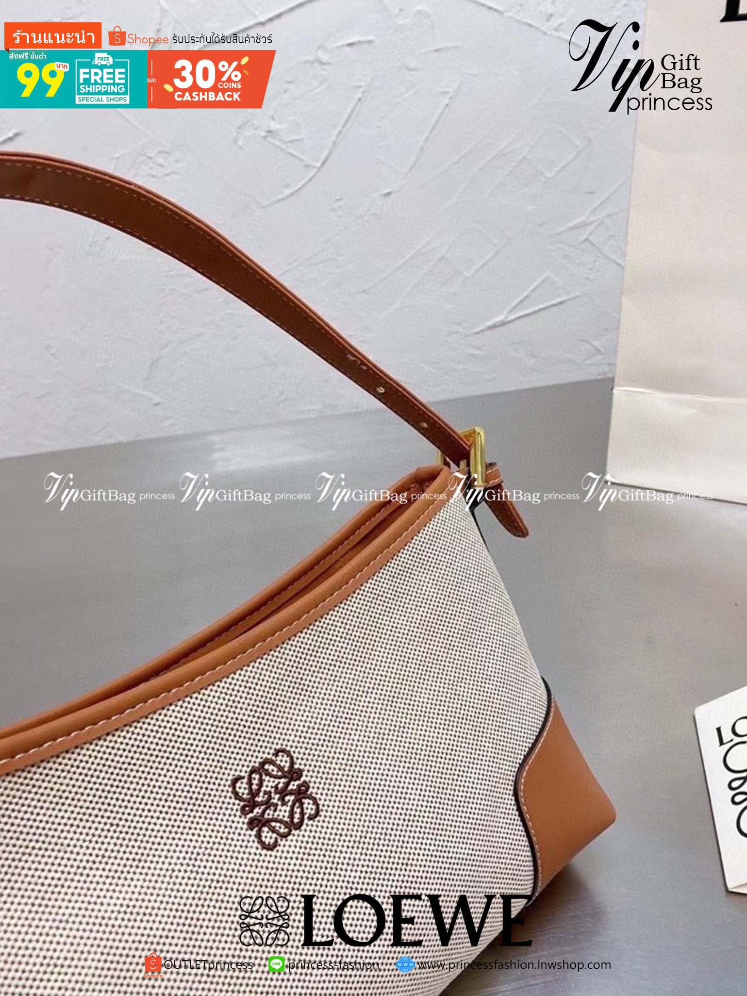 VIP 】LOEWE SHOULDER BAG VIP GIFT WITH PURCHASE (GWP) พรีเมี่ยมกิ๊ฟ Limited จาก LOEWE PERFUME DUTYFREE COUNTER รุ่นใหม่วัสดุ Canvas Fabric ผสมผสานหนังแท้ CalfSkin ดีไซน์และโทนสีลงตัวสุดคลาสสิค เปิดปิดด้วยซิปแบรนด์อะไหล่ทอง ภายในโล่งกว้างซับในผ้าฝ้ายลายก้าง