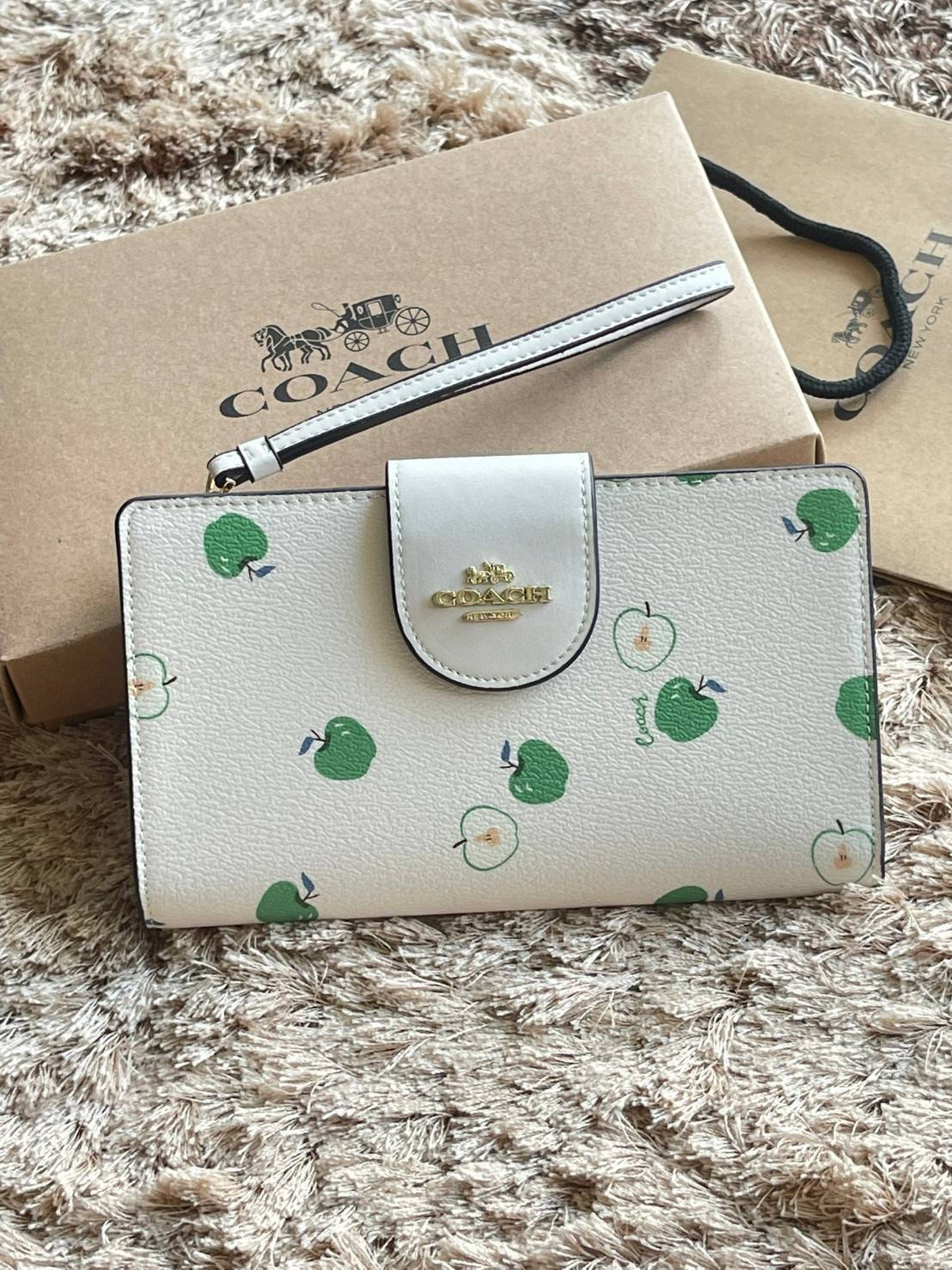 COACH TECH WALLET IN SIGNATURE CANVAS อีกหนึ่ง collection ของกระเป๋าสตางค์ที่ดีไซน์ทันสมัยให้ใช้งานได้แบบครบครัน เป็นกระเป๋าสตางค์ ที่มีช่องสำหรับใส่โทรศัพท์มือถือ ธนบัตร เหรียญ และบัตรต่าง ๆ ใช้งานแบบ2ด้าน เพิ่มความสะดวกสบายด้วยสายคล้องมือ ช่วยให้พกไปไหน