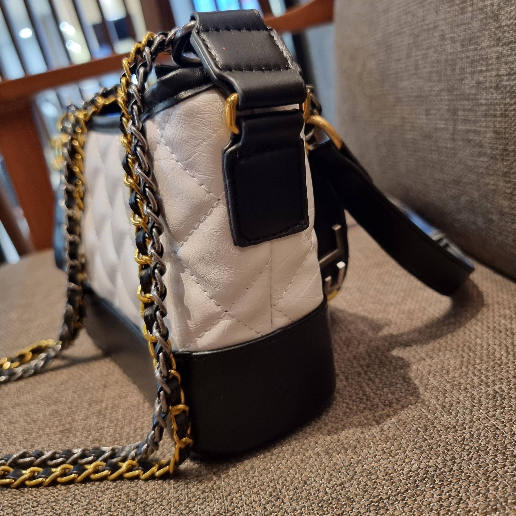 8" CHANEL SHOULDER BAG / CHANEL GABRIELLE HOBO BAG ไซส์คลาสสิค กระเป๋าสะพายข้าง/ไหล่ หนังสังเคราะห์ นิ่ม หรู มาพร้อมพวงกุญแจสัญลักษณ์แบรนด์ พิเศษ!! สายคล้อง jumbo font เพิ่มดีเทลความแพง อะไหล่พร้อมโซ่สะพายสีทองสลับสีเงินรมดำ สามารถสะพาย crossbody หรื