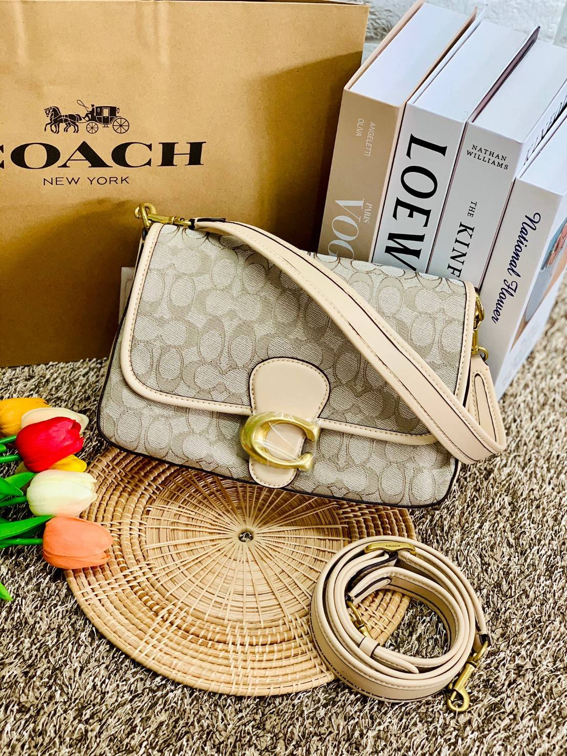 สวย คลาสสิคมากๆจ้าา COACH SOFT TABBY EUROPEAN CLASSIC UPGRADE PORTABLE BAG((C4821)) พร้อมส่งทันทีค่ะ สินค้าออกใหม่!! กระเป๋าหิ้ว//สะพายข้างได้ สุดคุ้ม! วัสดุ jacquard+หนังแท้ ได้สวยงาม คลาสสิคมากๆค่ะ น้ำหนักเบา เปิดปิดแบบกระดุมแม่เหล็กเป็นอะไหล่โลโก้แบรนด