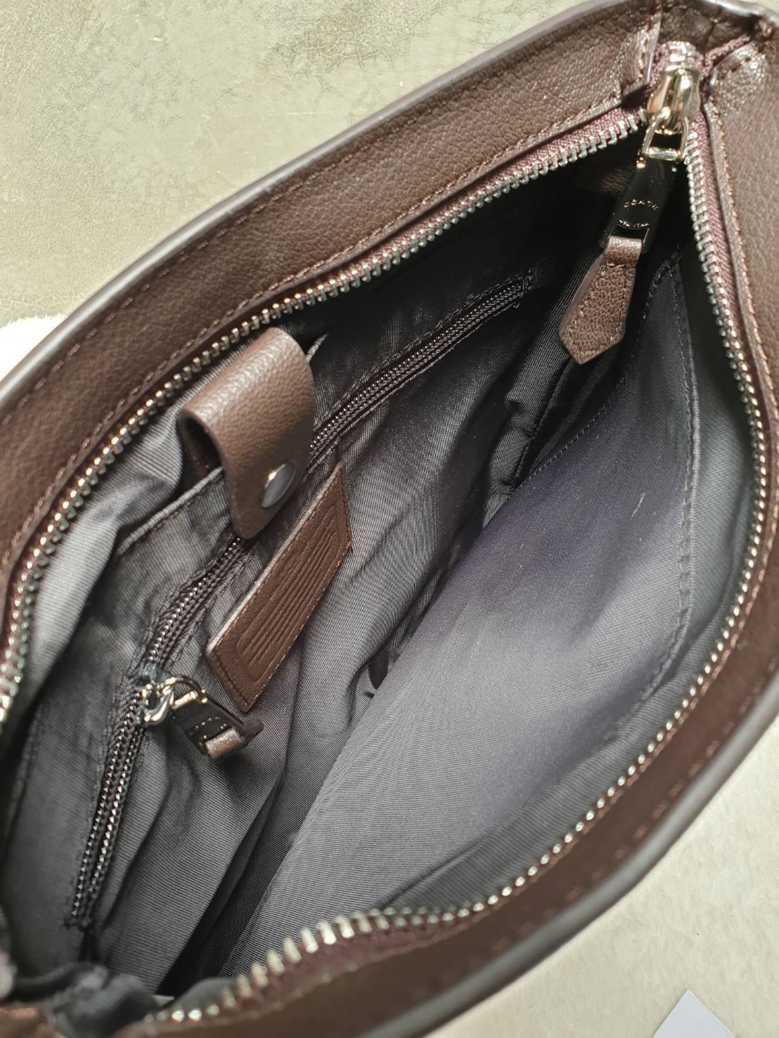 Coach crossbody bag กระเป๋าสะพายข้าง crossbody สำหรับคุณผู้ชาย วัสดุหนังลาย signatire brand แบรนด์ ด้านหน้ามี 2 ช่องซิป ด้านหลังมีช่องใส่ ภายในแบ่งเป็น 2 ช่อง ใส่ wallet ยาว มีช่อง ใส่ tablet พร้อมกระดุมล็อค ใบนี้ใส่ของได้จุ เป็นสัดส่วย สายสะพายยาวปรับระด