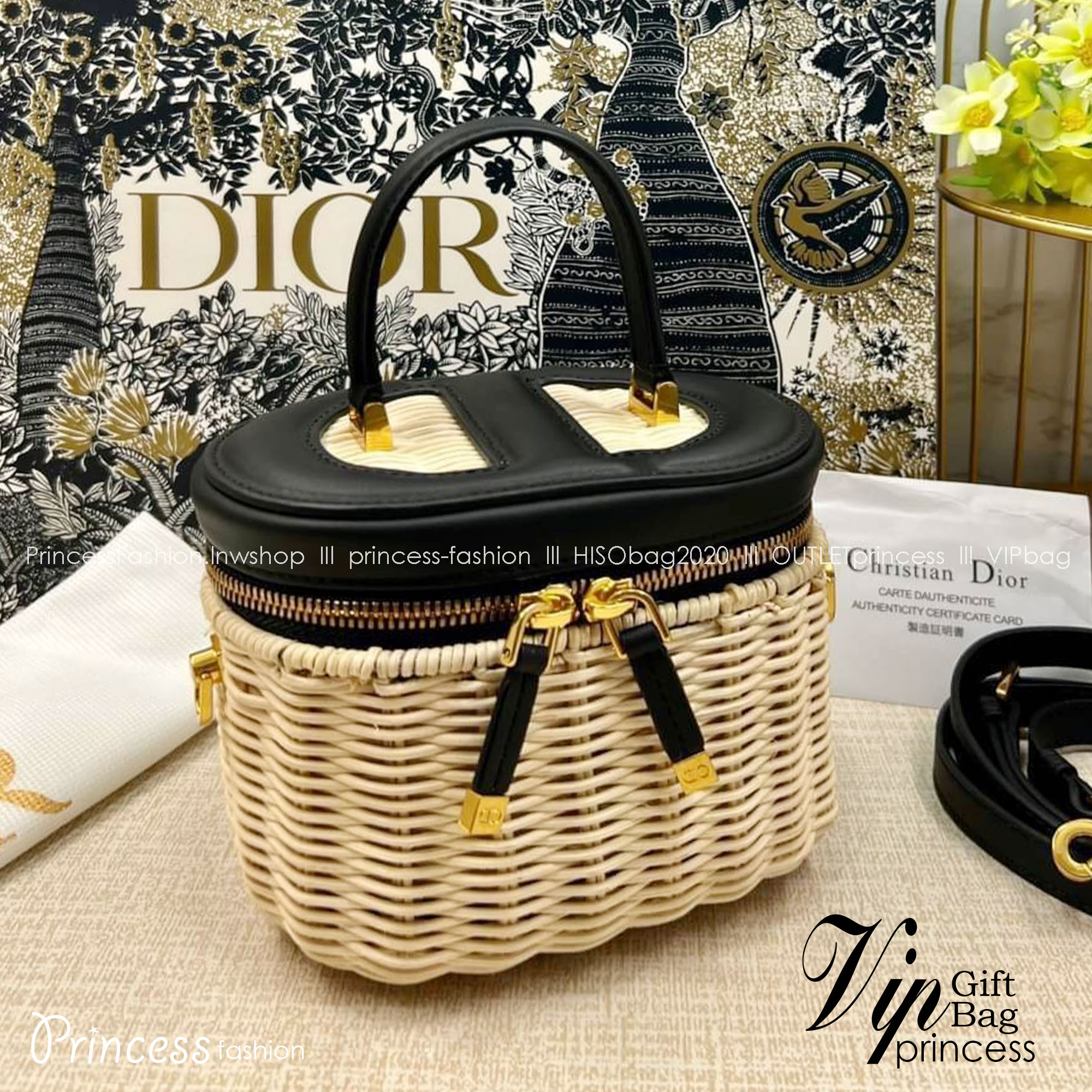 SMALL DIOR CD SIGNATURE VANITY CASE Natural Wicker and Black / Dior vanity 16cm กระเป๋าสานทรงกล่องใบเล็กกะทัดรัด น่ารักมาก งานปราณีตมาก ดีไซน์สวยโดดเด่น มีหูจับในตัว ภายในเป็นช่องโล่งสำหรับจัดเก็บสิ่งของเล็กน้อย เป็นอีกหนึ่งไอเท็มที่ไม่อยากให้พลาดเลยน้า