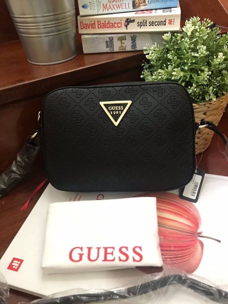 New Arrival!! Guess Women's Black Kamryn Top Zip Cross Body Bag กระเป๋าสะพายไหล่ ขนาดกำลังดี มีดีเทลที่มีโลโก้หนังปั้มจมรอบใบรวมถึงตัวสายและหัวซิป ตรงกลางติดสัญลักษณ์แบรนด์ เปิดใช้งานด้วยซิปเดียวด้านบน ภายในใส่กระเป๋าสตางค์ยาวได้ มีช่องเสียบการด์และช