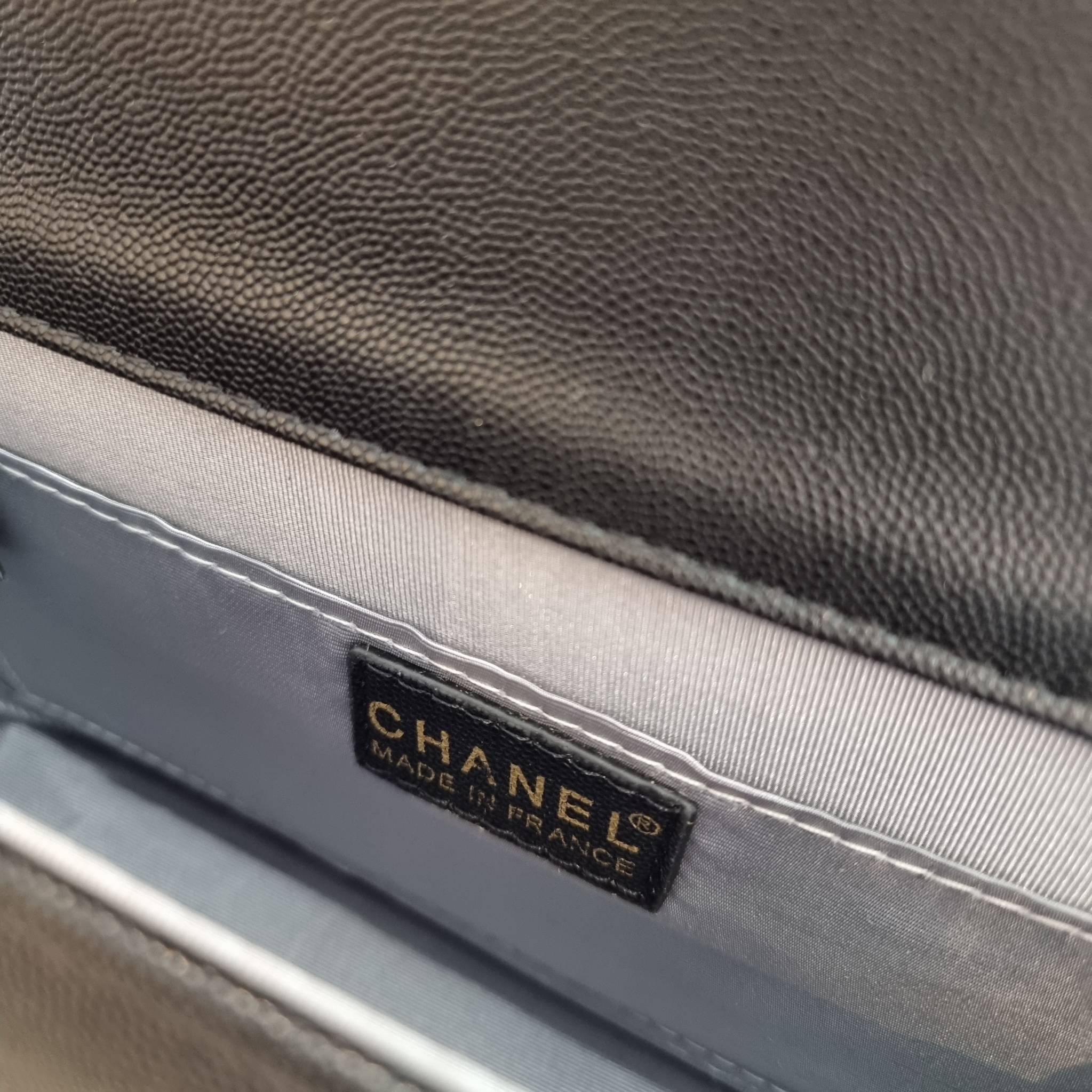 Chanel Boy 10" พร้อมส่งที่ไทย รุ่นสุดฮอต อะไหล่สีทองสุดหรู วัสดุหนังลายคาร์เวีย ทรงคลาสสิคที่สาวๆห้ามพลาด!! ในราคาสุดคุ้ม เปิด-ปิดกระเป๋าด้วยตัวล็อค ภายในโล่งกว้าง ไซส์ใหญ่ใส่ของได้เยอะ มีช่องแยกในกระเป๋า มาพร้อมสายสะพายโซ่สลับหนังรองบ่า (ถอดได้-ปรับ