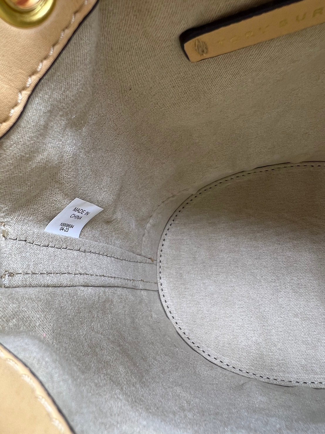 TORY BURCH T MONOGRAM EMBELLISHED MINI BUCKET BAG NEW IVORY MULTI กระเป๋าทรงบัคเก็ตแต่งหัวใจสีทองสวยหรู น่ารักรุ่นใหม่ล่าสุด เกรดท็อปออริ เทียบแท้ 1:1 เกรดดีสุด ใช้งานต่างประเทศได้