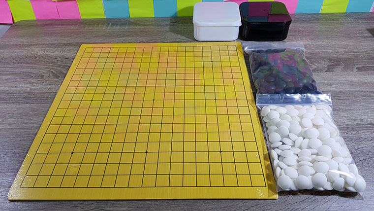 ชุดหมากล้อมไม้พร้อมกระดาน19และ13เส้นหนา3mm.พร้อมเม็ดเมลามีนฝั่งละ180เม็ดพร้อมโถทรงสี่เหลี่ยม