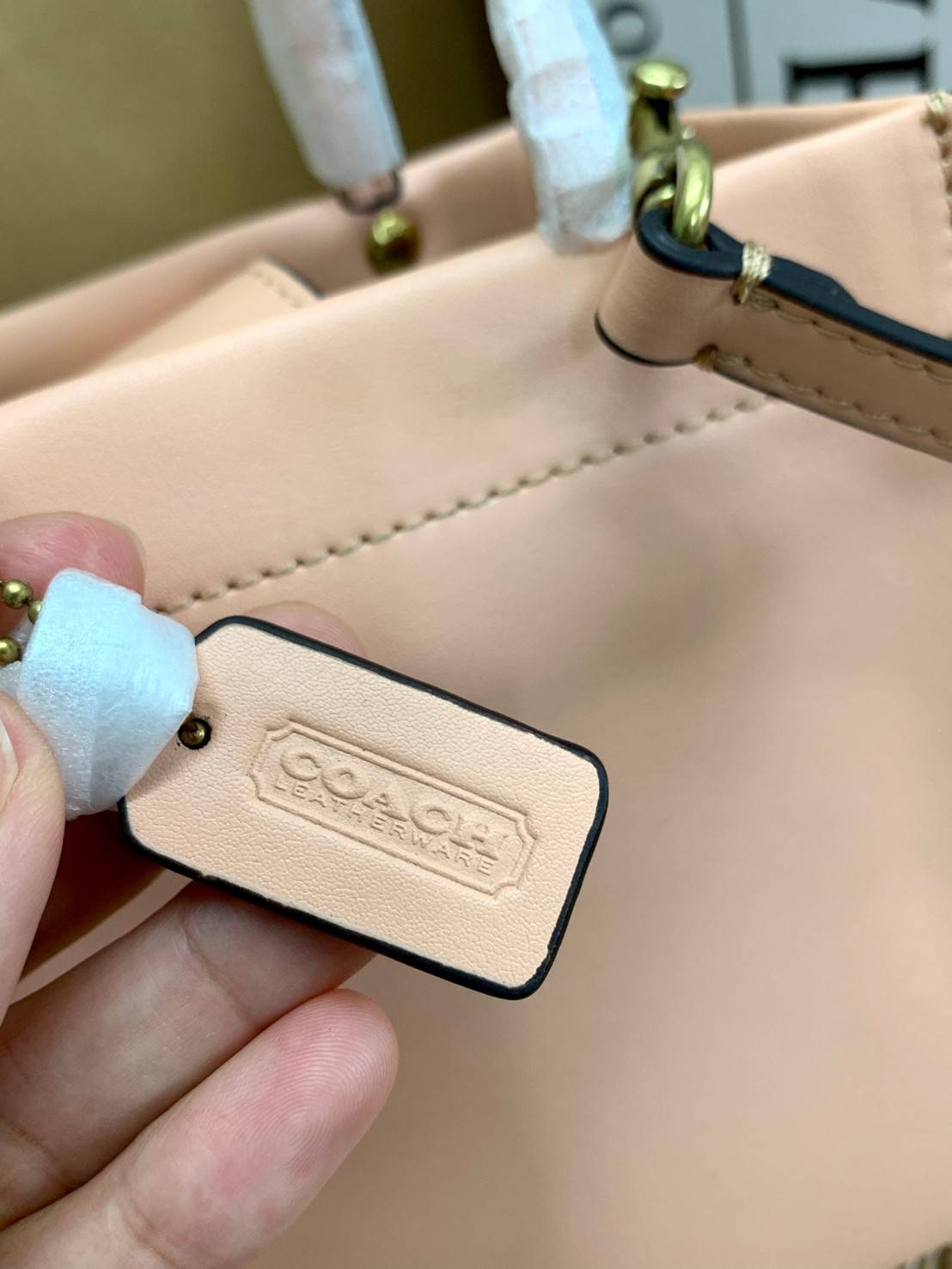 COACH MINI CASHIN TOTE ((C4828)) 💥พร้อมส่งที่ไทยรุ่นใหม่ล่าสุดค่ะ! กระเป๋าขนาดมินิ หนังแท้ หนังนิ่มสวย น่าใช้มากๆค่ะ ปากกระเป๋าแบบแม่เหล็ก ภายในสามารถใส่กระเป๋าเงินใบกลางได้;มือถือแบบตั้งได้ทุกรุ่น;ของจำเป็นจุกจิกสาวๆได้หลายอย่างนะคะ;พร้อมช่องเสีย