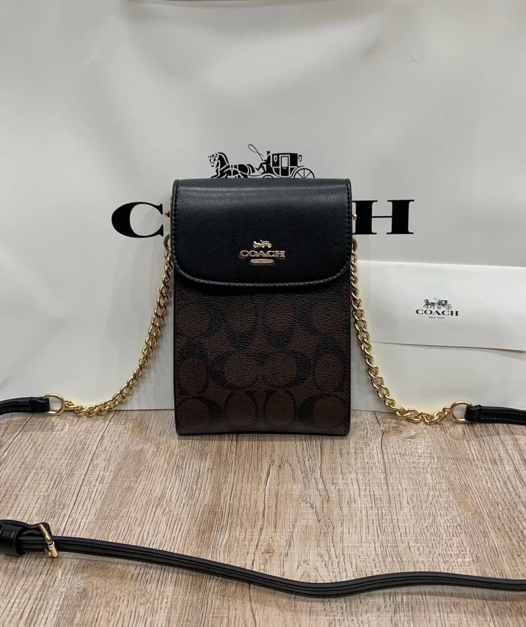 COACH RACHEL PHONE CROSSBODY IN SIGNATURE CANVAS พร้อมส่ง กระเป๋าสะพาย case phone ต้องมา ให้คุณพกพา gadget ล้ำไปได้ทุกที่ ใส่โทรศัพท์มือถือได้ทุกรุ่น ดีไซน์ใหญ่กว่าเดิม