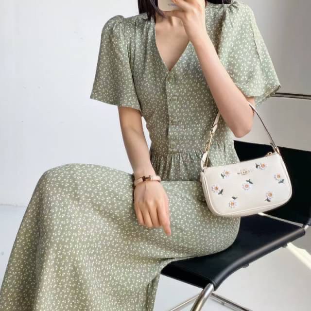 COACH NOLITA DAISY BAG (coach C3356) พร้อมส่งทันทีค่ะ! กระเป๋าหิ้ว//คล้องไหล่ หนังแท้เรียบสวย จุดเด่นด้านหน้าปักดอก Daisy แบบ3D นูนขึ้นมาสวยงามสะดุดดตามากๆค่ะ เปิดปิดกระเป๋าแบบซิป ภายในใส่มือถือได้ทุกรุ่น;กระเป๋าเงินใบกลางได้;มีช่องเสียบบัตร2ช่อง;และช่องใ