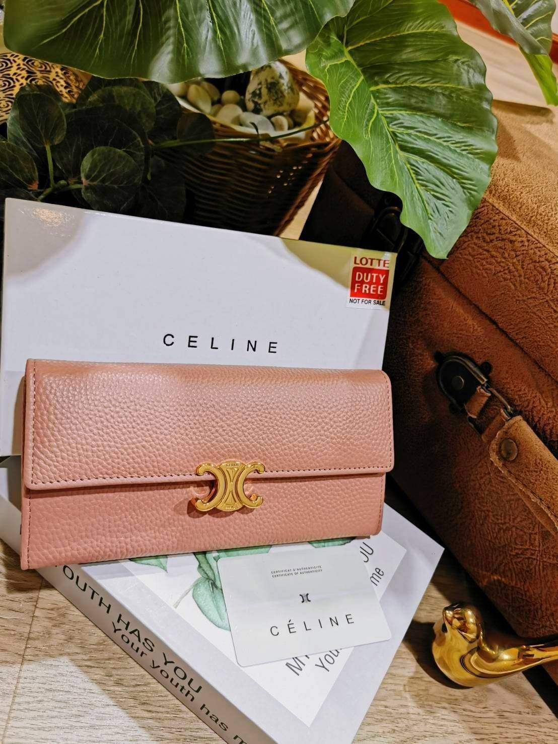 CELINE LONG WALLET BAG VIP วัสดุหนังแท้เทคเจอร์สวยอยู่ทรงมีโลโก้ด้านหน้า ภายในมีช่องใส่บัตรหลายช่อง มีช่องซิปใส่เหรียญ หัวซิปแบรนด์อะไหล่ทอง มีช่องใส่ธนบัตรหลายช่องเเยกเป็นสัดส่วน ใส่แบงก์พันได้ ใส่มือถือ iphone ได้ ภาพถ่ายจากสินค้าจริง! มาใน Original Pac