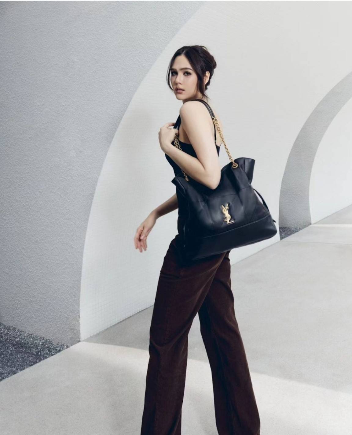 YSL jamie shopping bag ครบเครื่องตัวมัมเค้าใช้กัน ดีไซน์ใหม่! กับกระเป๋าสะพายใบใหญ่ เรียบหรู ดูปัง ดูแพง สีดำคลาสสิคตัดกับอะไหล่สีทองได้อย่างลงตัว